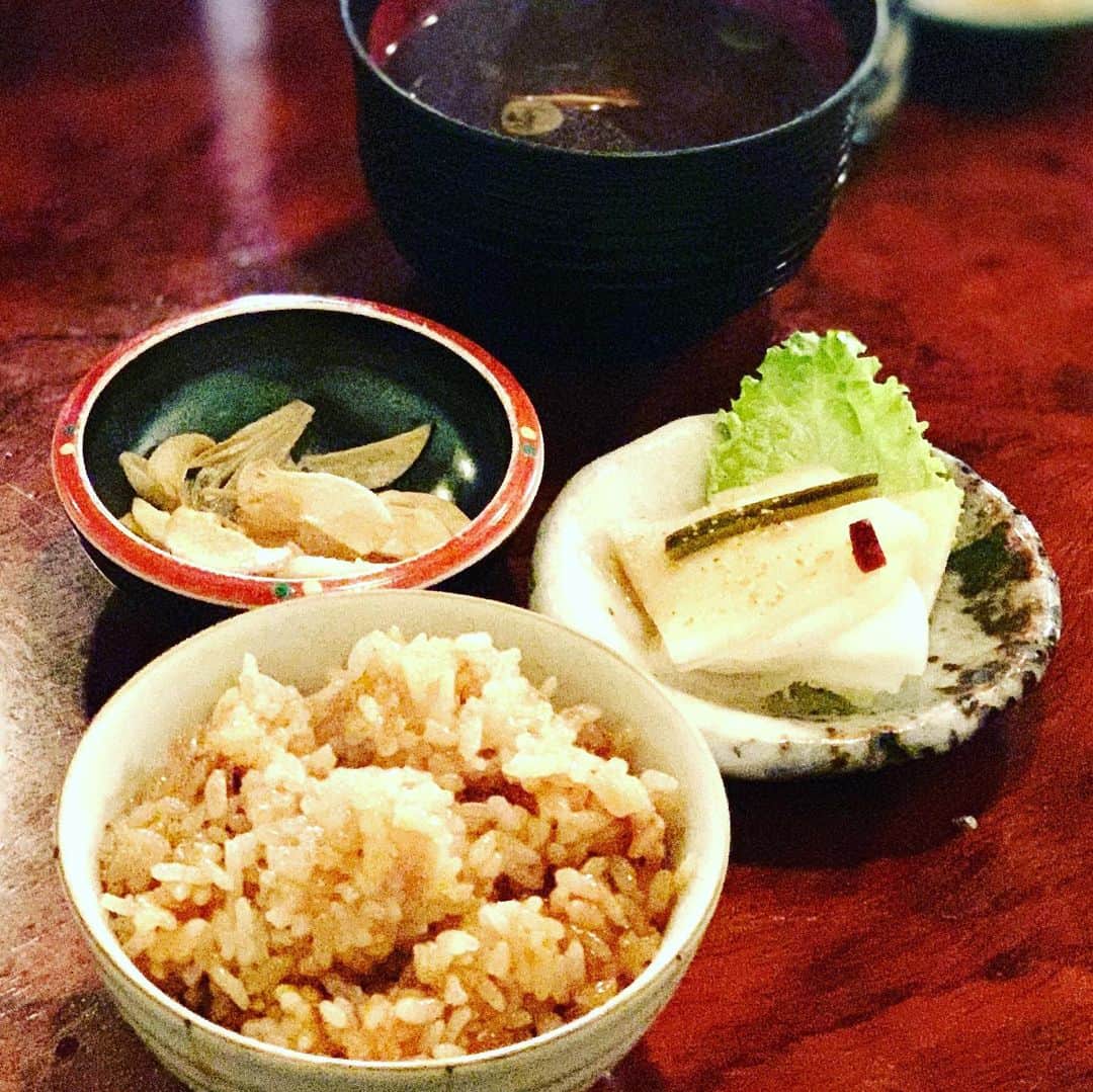 松尾貴史さんのインスタグラム写真 - (松尾貴史Instagram)「新宿で観劇した後、品川へ移動して新幹線で名古屋へ。  #伏見 の「 #味乃にしき 」で #中村梅雀 丈と待ち合わせて、肉肉肉、合間に牡蠣、鰈、蛤、野菜、最後にガーリックライス。  お気に入りの #BAR へ河岸を変えて、#ラフロイグ #カリラ #ラガブーリン #ウンダーベルグ #イエガーマイスター #ドライマティーニ で締め。  #ドラマ10 #ハムラアキラ」1月25日 0時57分 - kitsch.matsuo