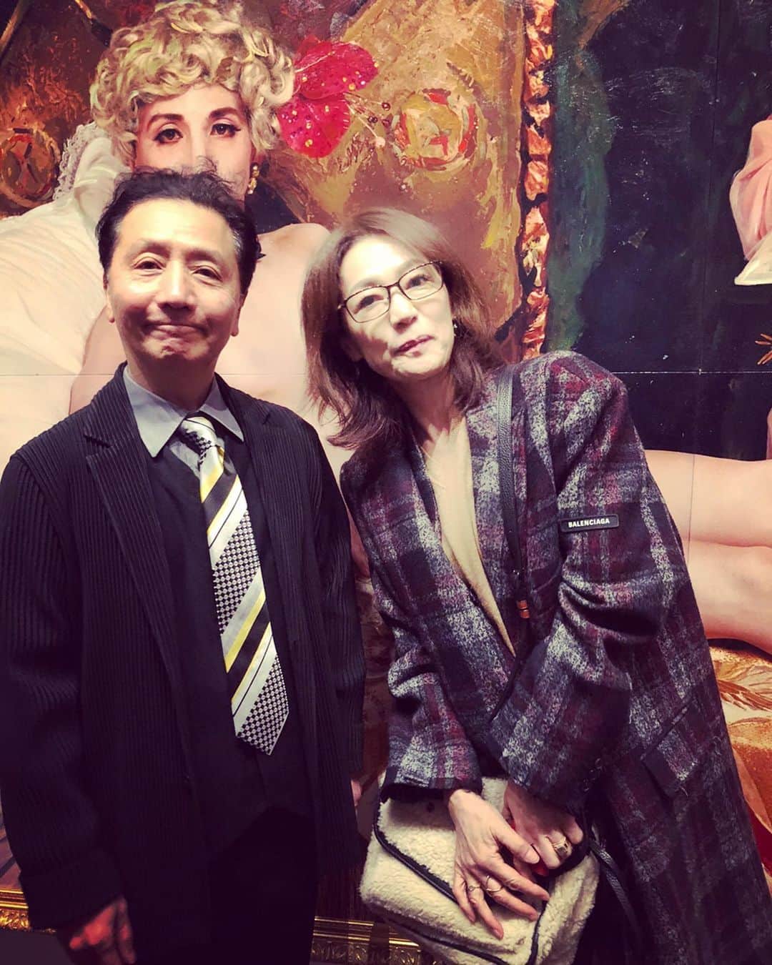 田中杏子さんのインスタグラム写真 - (田中杏子Instagram)「敬愛してやまない、森村泰昌さんのレセプション『エゴオブスクラ東京2020 - さまよえるニッポンの私』展@原美術館へ行ってきました。 (ラッキーにもツーショット🤞 ありがとうございます。) 今回の作品は、三島由紀夫の割腹事件とその時代をフィーチャーしながら、現代アートの行く末を案じるという、とても興味深い作品に仕上がっています。それでいて、時代を風刺しながら、笑いを生み出すセンスと視点はさすがです。  やっぱり関西の血が混ざってますね。さすがです。  行かれる方は、ぜひ、レクチャーパフォーマンスと呼ばれる60分ほどの動画作品を見たほうがいいそうです。  本日は入れなかったので、次回、リベンジします！  詳細は、https://www.haramuseum.or.jp  にて。 会期は4月12日まで。  #akotanaka  #森村泰昌  #原美術館」1月25日 0時57分 - akoakotanaka