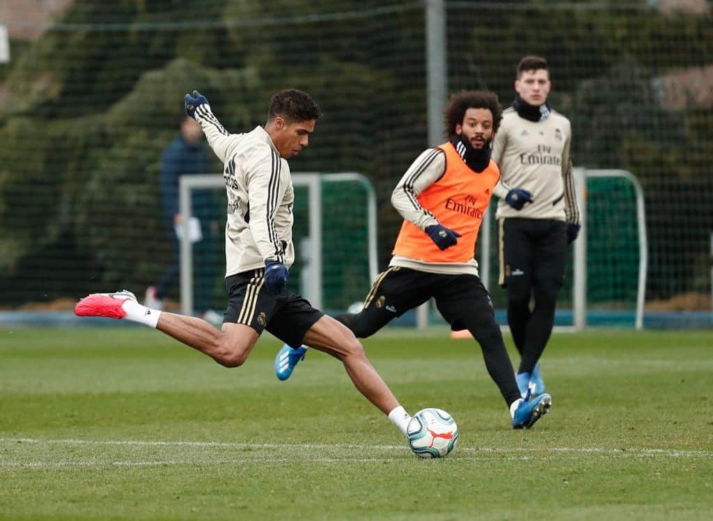 ラファエル・ヴァラーヌさんのインスタグラム写真 - (ラファエル・ヴァラーヌInstagram)「Training 💥⚽️ #RMLiga #TeamVarane @realmadrid」1月25日 0時50分 - raphaelvarane