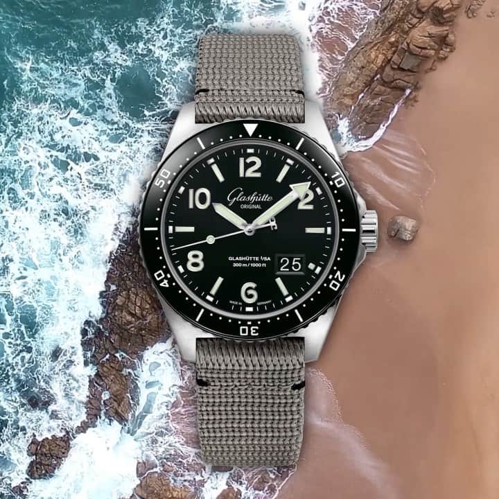 のインスタグラム：「Dive into the Original: the stone-grey-toned woven strap of the SeaQ Panorama Date is fastened securely around the wrist by an exquisitely finished double folding clasp. A choice that exemplifies the SeaQ line's specialized combination of robustness and refinement in its every component.⁠⠀ ⁠⠀ #GlashütteOriginal #GlashuetteOriginal #SeaQ #PanoramaDate #wovenstrap #Spezialist #vintageinspired #divewatch #sportswatch #madeingermany⁠⠀」