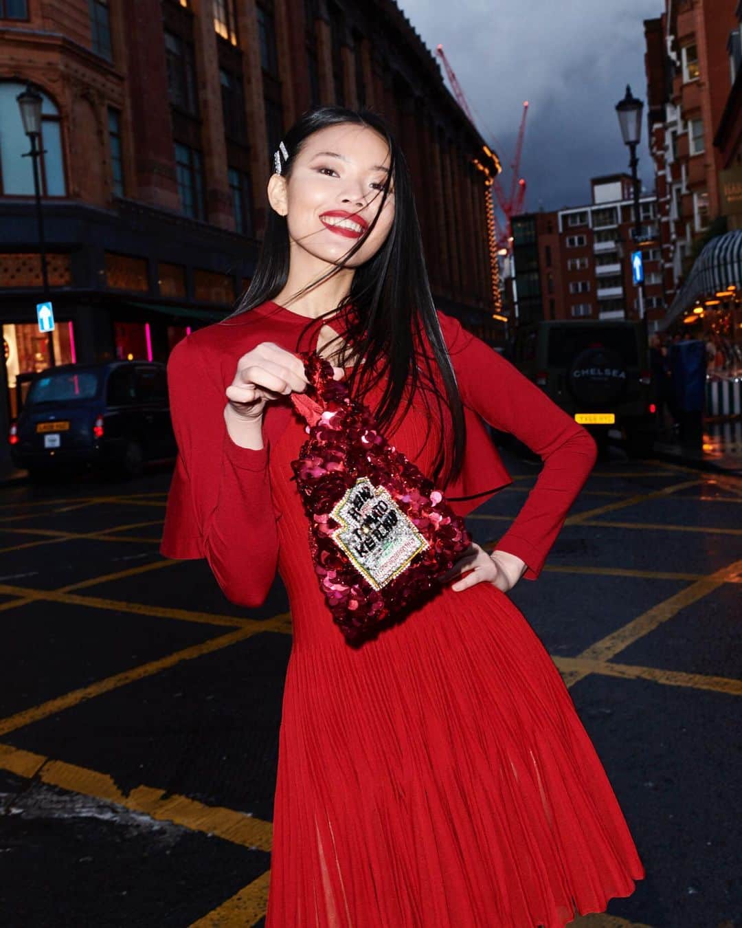 Harrodsさんのインスタグラム写真 - (HarrodsInstagram)「HOW TO WEAR HARRODS | Feeling saucy? @anyahindmarch's delicious Ketchup clutch is an irreverent take on Lunar New Year accessorising ♥️ Find @anyahindmarch in Luxury Accessories on the Ground Floor, and @azzedinealaiaofficial and @alessandrarich in International Designer on the First Floor.  Photographer: @andrewwoffinden  #Harrods #HarrodsFashion」1月25日 1時02分 - harrods