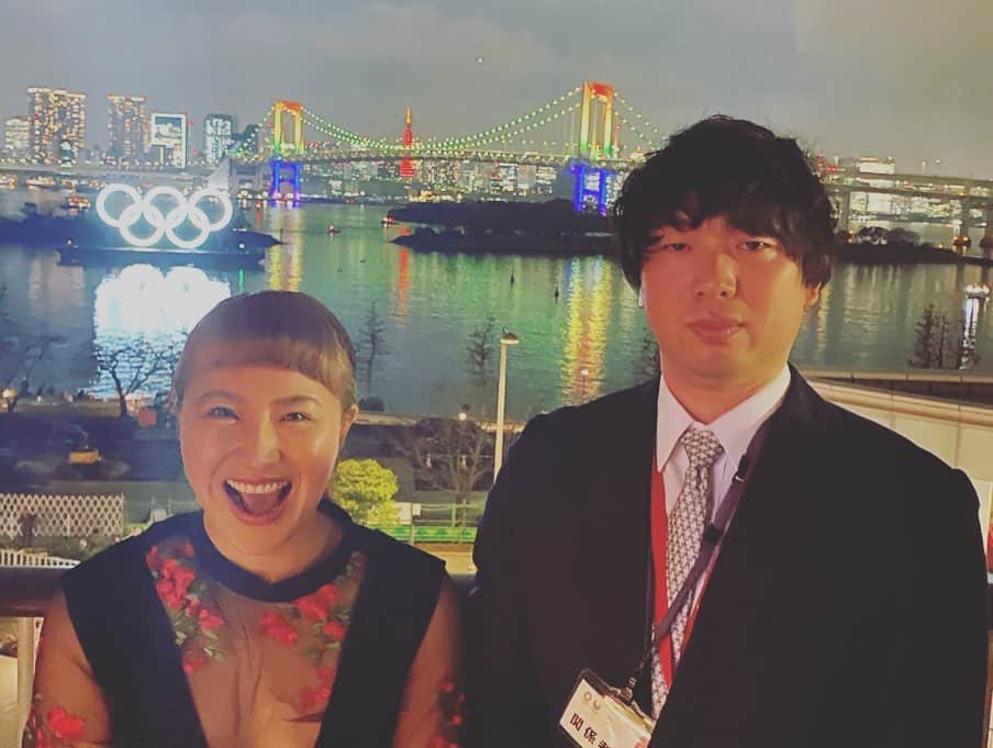 丸山桂里奈さんのインスタグラム写真 - (丸山桂里奈Instagram)「おやすみ前です👍 今日はイベントでしたー 2020東京五輪でした⤴︎⤴︎⤴︎ たくさんの報道陣のみなさまや、小池百合子東京都知事はじめ、スーツをしっかりぴっちりぴしぴし着こなすみなさまがそこにはいてとにかくオリンピックパラリンピックに向けみなさんが気合をいれている空間でした♫ 私はいつも思うのは自分の母国でできるオリンピック、６月に迫ったオリンピック、あの大きいお祭りのようなオリンピック、とにかくオリンピックが東京に来ますが、正直来てみないと信じがたい部分はありますが、やはり今日のシンボルマーク点灯式のあのビカビカな光を見て、パワーをもらい、またそのパワーを元アスリートとしてオリンピックパラリンピックに注いでいきたいなと感じています⤴︎ このような記念すべき日に、参加させて頂いてとても光栄です。 そして、スタッフ関係者のみなさまありがとうございました😊⤴︎ #シンボルライト点灯式 #オリンピックまで6ヶ月 #もうすぐなのか #本当にくるのか #と思っていた昨日まで #今日ですこし実感 #くるかもしれない #オリンピックが母国に #楽しみで仕方ない #今日シースルーてやつ着た #たまにはね #いい意味で #インスタバエ」1月25日 1時11分 - karinamaruyama