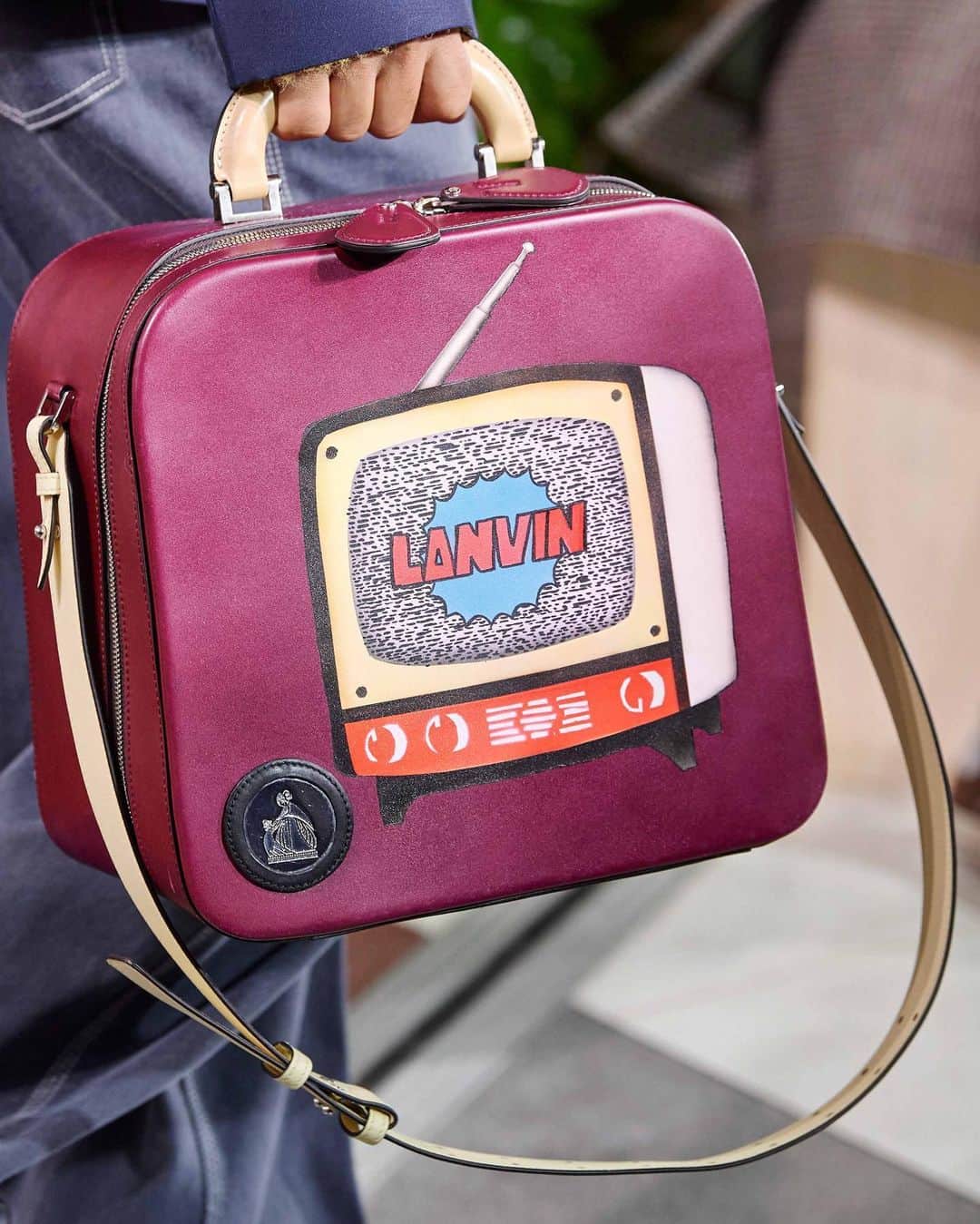 ランバンさんのインスタグラム写真 - (ランバンInstagram)「Lanvin rounded suitcases in leather express @brunosialelli’s fanciful vision of the French craftsmanship excellence.  #LanvinFW20 #Pfw #Lanvin」1月25日 1時18分 - lanvin