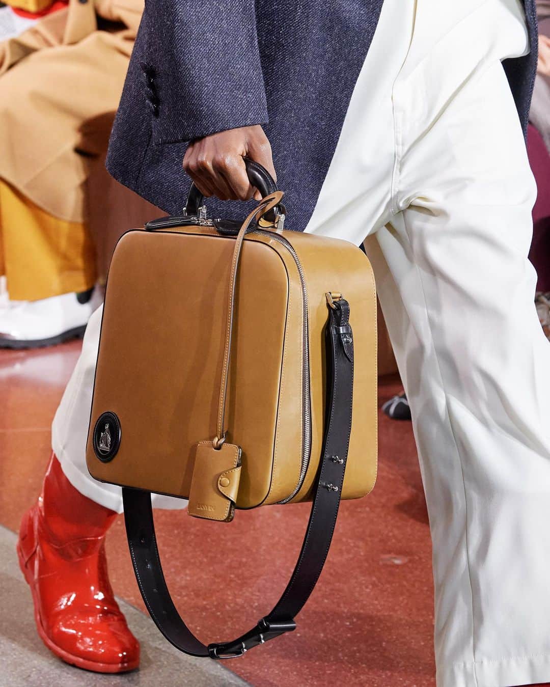 ランバンさんのインスタグラム写真 - (ランバンInstagram)「Lanvin rounded suitcases in leather express @brunosialelli’s fanciful vision of the French craftsmanship excellence.  #LanvinFW20 #Pfw #Lanvin」1月25日 1時18分 - lanvin