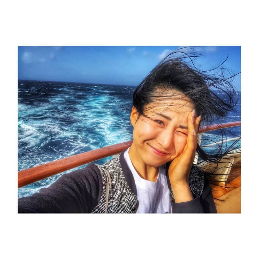 のインスタグラム：「SWY32 arrived at Hawaii, can just spend 5 hours. 給油地のハワイに到着し、8日間ぶりのインターネットを繋ぎました。 めちゃくちゃエンジョイと講義やセミナーの日々かと思いきや、日本海域と低気圧の影響で波が3-6mとか、かつ1番船頭の部屋で船酔いエグすぎて死んで、そこからメニエルなって風邪ひいて、全然選択セクションとかやれてない😪 ———- その中でも気合いで行った船での1番仲良い、運天がやった沖縄セミナーがすごく意味のあるものでした。世界の代表青年の国際問題における知識と発言、私はひめゆりの塔に行ってすごく感慨深く、今の日本があることへの尊さと、感謝を知ったので、是非沖縄戦や、ひめゆりについて皆知ってほしいな‼️ ずぅと寝てたけど、旅はこっからだ🇯🇵 ————- #casting  #actress  #キャスティング #女優 #役者  #愛媛出身 #愛媛県松山市 #actresslife #愛媛国際映画祭 #宇田恵菜 #世界青年の船 世界青年の船 #swy #swy32 #内閣府 #青年国際交流 #にっぽん丸 #SWY32  #nipponmaru #kimono #Japanese #traditionaljapanese #着付け #japanese #modeling」