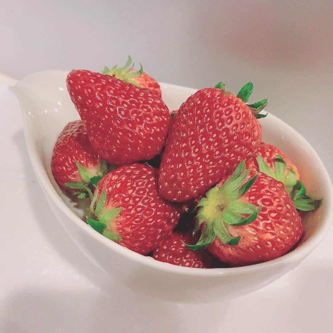 綾野アリスさんのインスタグラム写真 - (綾野アリスInstagram)「＊ ＊ とってもおっきな口内炎ができてしまったので ビタミン～🍓 ＊ キラキラ宝石みたい🤤🤤 ＊ ＊ #いちご #フルーツ #季節を楽しむ #ビタミン #食養生 #果物大好き #fruit #strawberry #spring #japanesefood」1月25日 1時36分 - alice_soiree