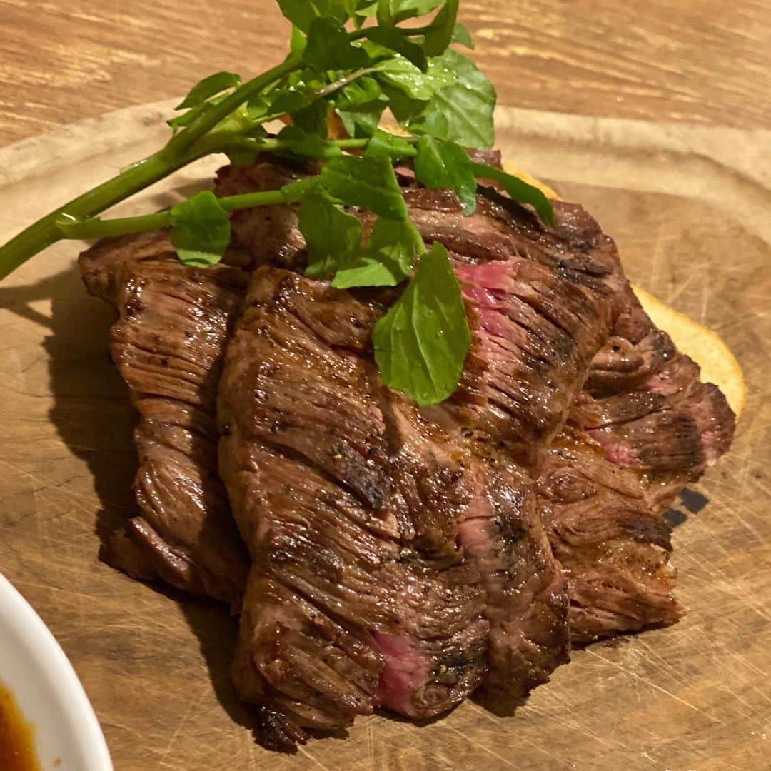 水木一郎さんのインスタグラム写真 - (水木一郎Instagram)「昨日のディナーは迷わず肉肉Z!  牛の肩の部位のトウガラシ(🌶ではないw)とハラミのステーキ。オレの好きなクレソンとパクチーの香草サラダ。 #dinner  #steak  #トウガラシ  #ハラミステーキ  #香草サラダ  #ガーリックブレッド  #お通し  #水木一郎 #ichiromizuki」1月25日 7時08分 - ichiromizuki