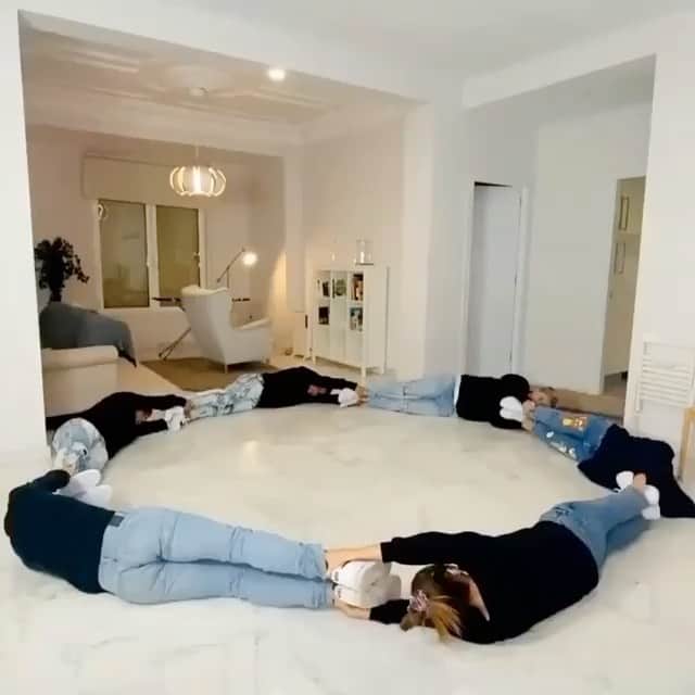 BeStylishのインスタグラム：「Tag 5 friends and let them know you’re up for this move! 😎😂 _ . . 🧤🐶 fluffygadgets.com _ #bestylish #funny #entertainment #squadgoals #friends #netflix #challenge #friendship #funnychallenge #epicfail」