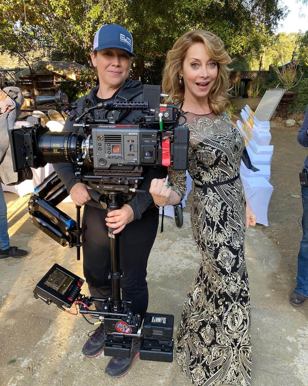 シャロン・ローレンスさんのインスタグラム写真 - (シャロン・ローレンスInstagram)「Happy #femalefilmakerfriday💪🏻I have been in this business a long time and @steadijess (aka Jessica Lopez ) is the first female steadicam operator I have ever worked with. Filmmaker  @barbarastephansky (Outlander ) brought us together last week on her film A SMALL FAMILY AFFAIR. Actors and camera operators have a unique creative exchange, we translate the director and DP’s vision with skill and a physical partnership, moving in sync like dance partners. The creation of the steadicam by Garrett Brown back in 1975 changed the way films are shot and the operation of this clever equipment is key to its success🎥 https://en.wikipedia.org/wiki/Steadicam.  Working with Jess was a pleasure and it really impressed me not only because these operators have a badass skill, but that, as a female in that position, she is still a rare bird. You all know I have advocated for female film makers for decades now thru my service to @womeninfilmla and @we4she. It takes a village to make a movie and women in more creative and technical positions only make the village stronger 💪🏻」1月25日 1時49分 - sharonelawrence