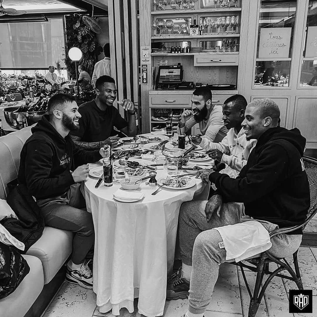 ライアン・ドンクのインスタグラム：「Karnim doyunca daha tjok guluyorum 😂 #Galatasaray #Qualitytime #Donkça」