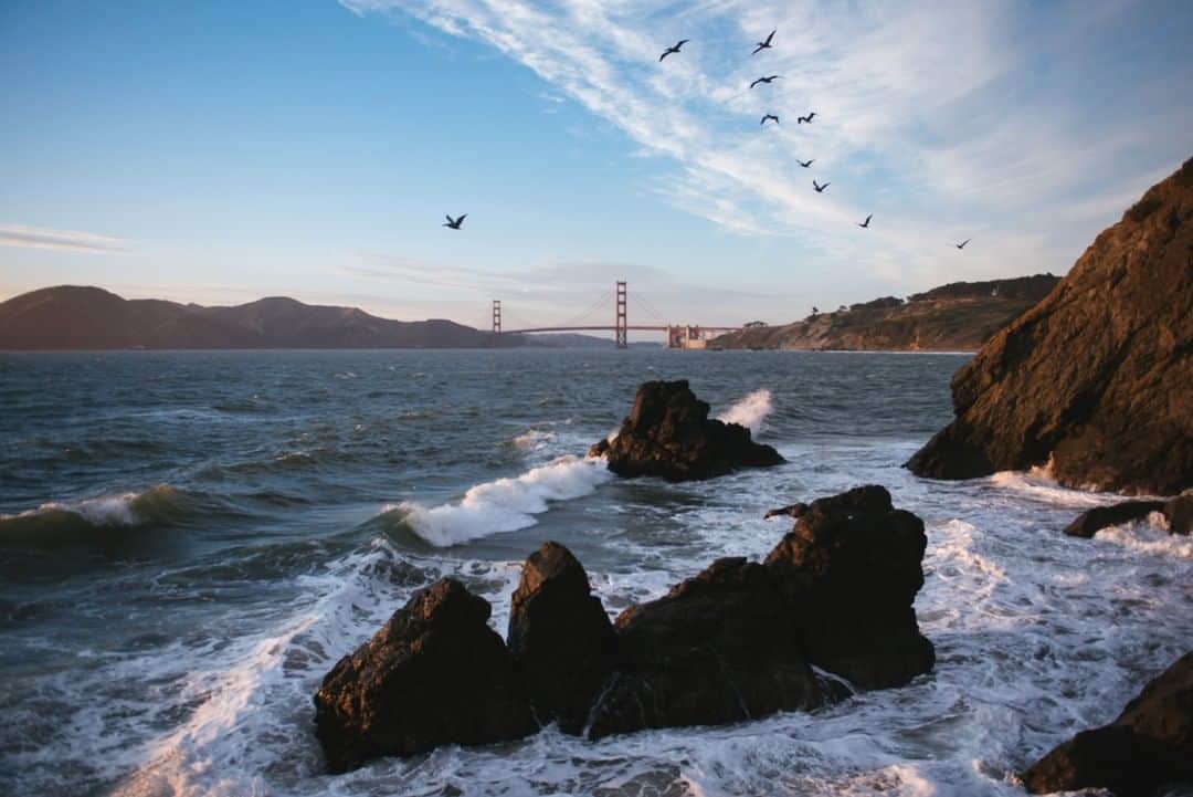 National Geographic Travelさんのインスタグラム写真 - (National Geographic TravelInstagram)「Photo by @max.lowe | My personal favorite city on the sea, San Francisco has a certain special feeling to it that’s hard to put a finger on. Looking back at the Golden Gate though, with pelicans making their way down the rugged coastline as the sun set on the Pacific horizon, I felt I was pretty close to the root of it.  To see more from his travels, follow @max.lowe.」1月25日 2時07分 - natgeotravel