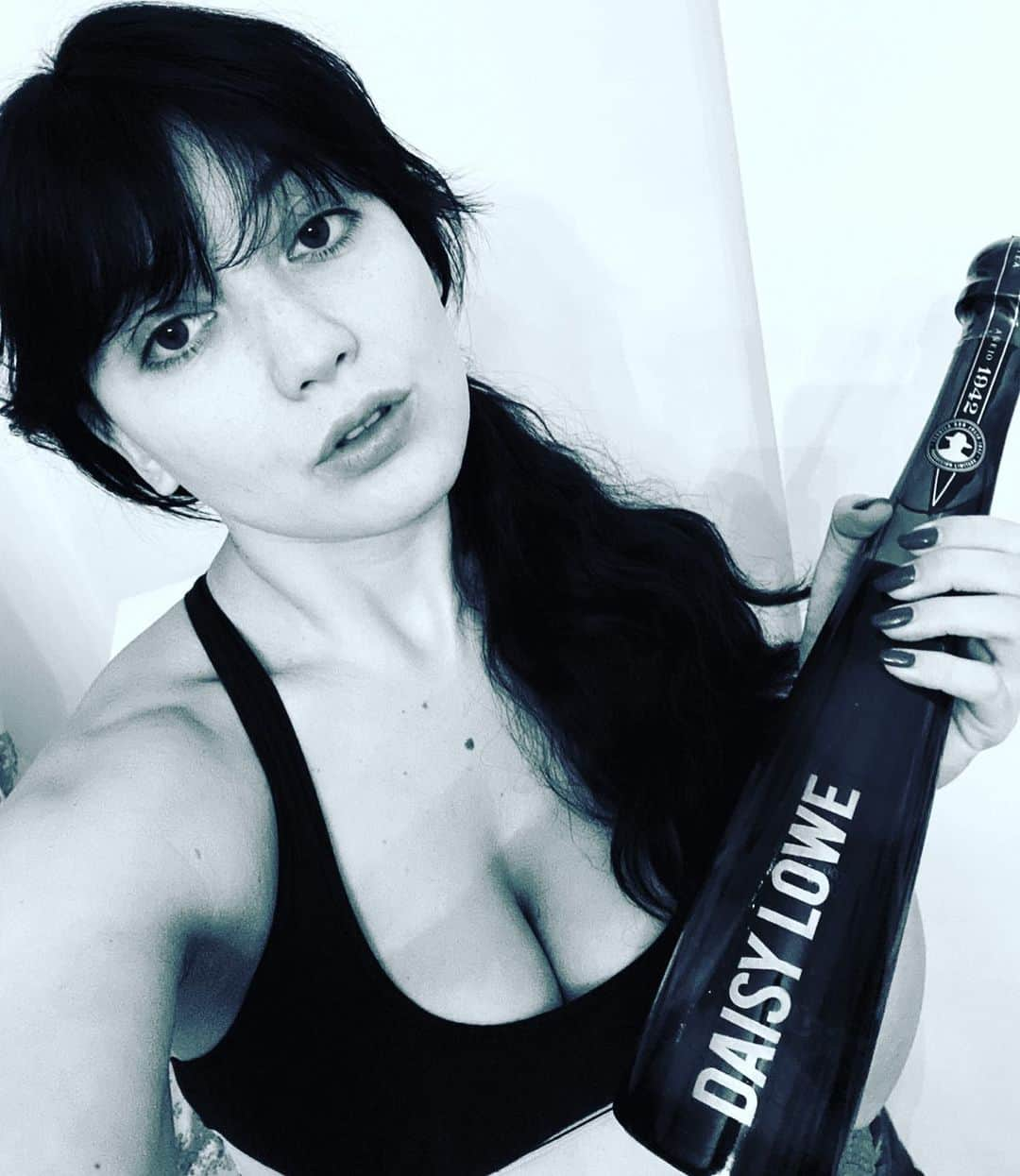 デイジー・ロウさんのインスタグラム写真 - (デイジー・ロウInstagram)「Last week of being 30!!! Thank you for my favourite tipple  @donjuliotequila #gift #ad #dirtythirty #aquarianseason」1月25日 2時06分 - daisylowe