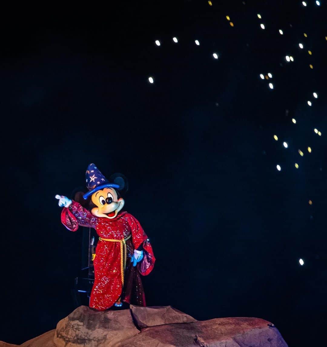 Walt Disney Worldのインスタグラム：「A journey beyond your wildest imagination. 💭✨🐭 #FantasmicFriday #DisneysHollywoodStudios #WaltDisneyWorld (📷: @themeparkalex)」