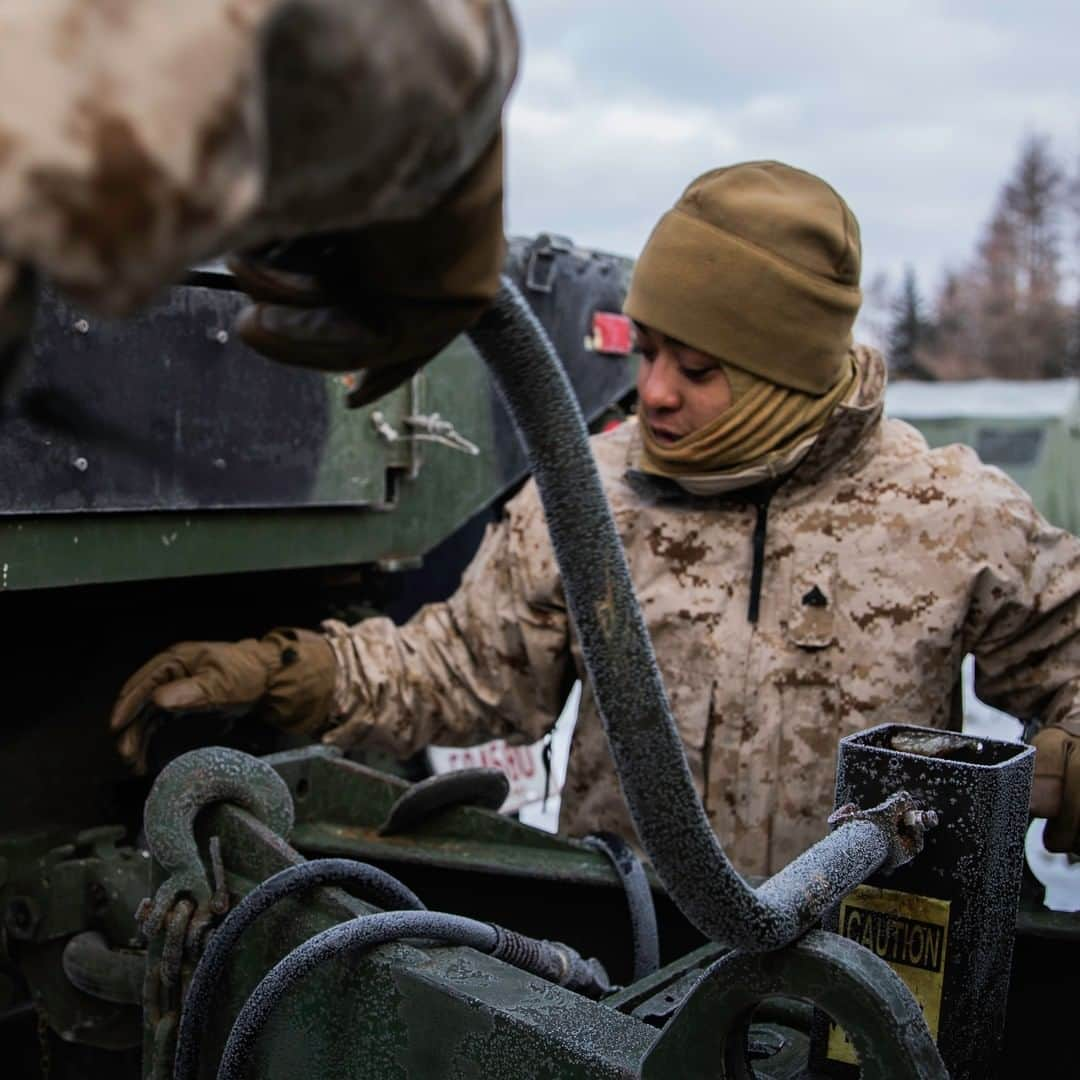 アメリカ海兵隊さんのインスタグラム写真 - (アメリカ海兵隊Instagram)「You Know What Really Grinds My Gears  Cpl. Taylor English lowers a trailer onto a hitch during exercise Northern Viper on Yausubetsu Training Area, Hokkaido, Japan. The regularly scheduled exercise strengthens the U.S. and Japan alliance by allowing infantry units to maintain their lethality and proficiency. (U.S. Marine Corps photo by Pfc. Courtney A. Robertson)  #Marines #USMC #Military #Training #MotorT」1月25日 2時00分 - marines