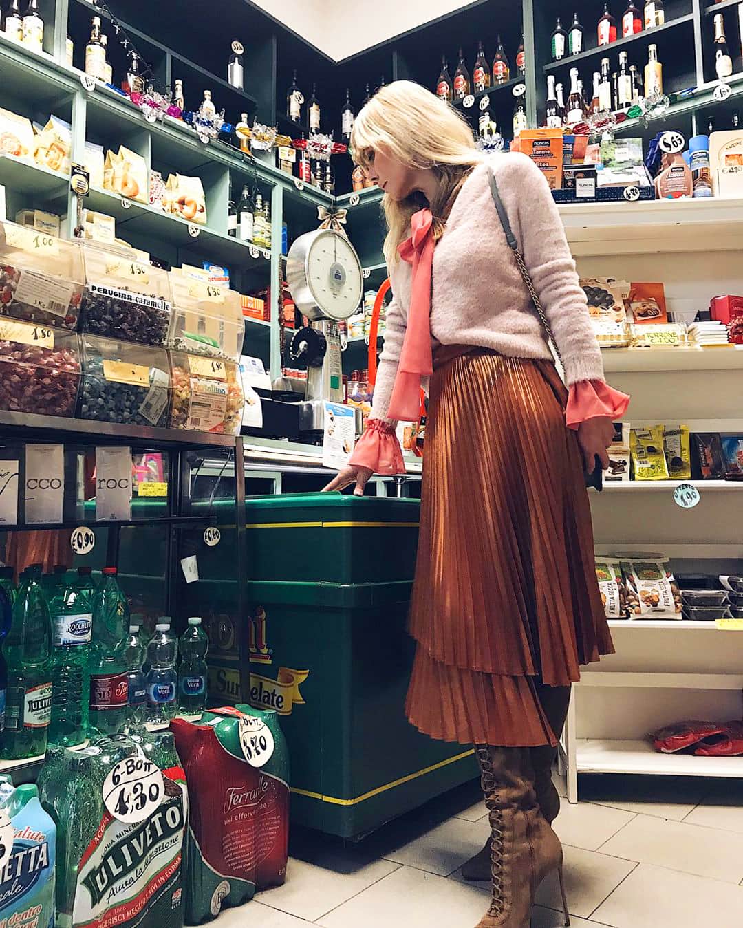 のインスタグラム：「Everywhere you go, don't forget your elegance  #beannaritan #annaritan #fw19」