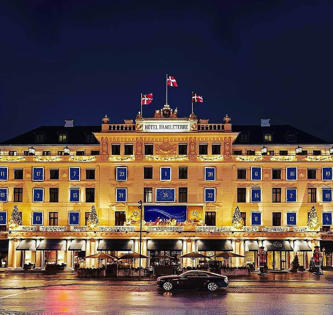 BEAUTIFUL HOTELSさんのインスタグラム写真 - (BEAUTIFUL HOTELSInstagram)「Something about an impressive building lighting up the night 😍✨ And when that building is the 5 star Hotel d’Angleterre, an iconic landmark in Copenhagen, Denmark we love it even more! 🇩🇰 Have you stayed at this luxury hotel yet? Tag someone who would love Copenhagen! (📸: @dangleterrecph 📍: Hotel d'Angleterre)」1月25日 2時01分 - beautifulhotels