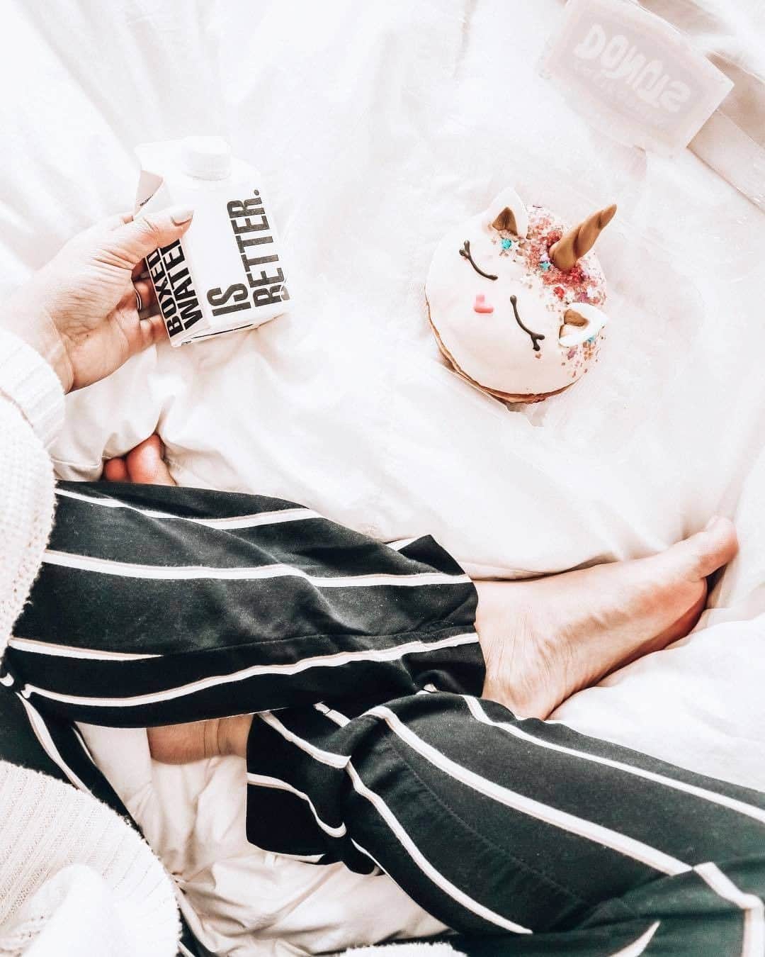 BoxedWaterさんのインスタグラム写真 - (BoxedWaterInstagram)「Do-nut you want to just curl up with breakfast in bed? 🍩🦄 . . 📷: @hongryalice」1月25日 2時01分 - boxedwater