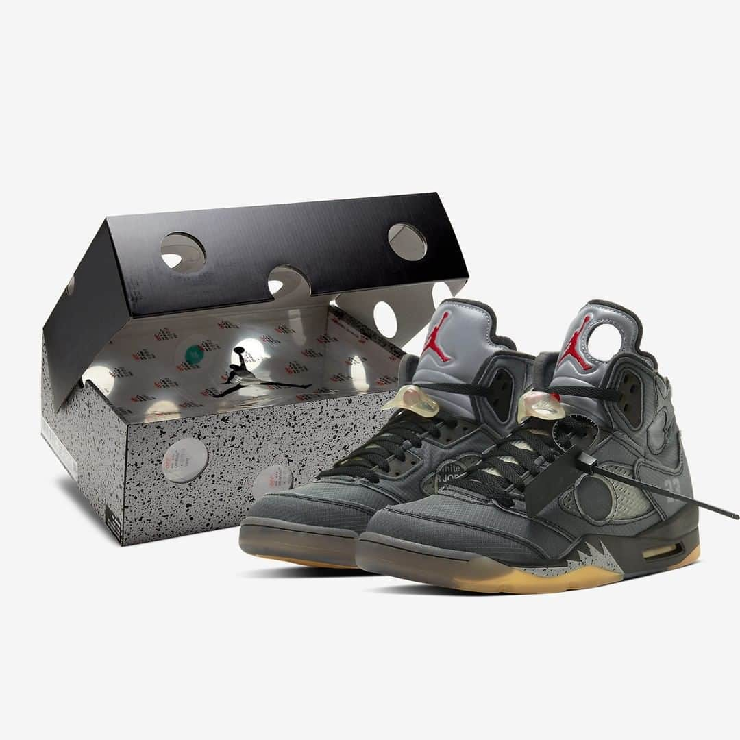 Sneaker Newsさんのインスタグラム写真 - (Sneaker NewsInstagram)「Official images of the Off-White x Air Jordan 5 reveal a new shoebox covered in circular holes. Expected to release on February 15th for $225, this collaboration is one of the selections of @jumpman23's 8x8 collection that highlights creatives and retailers in the city of Chicago. For a closer look, tap the link in our bio.」1月25日 2時01分 - sneakernews