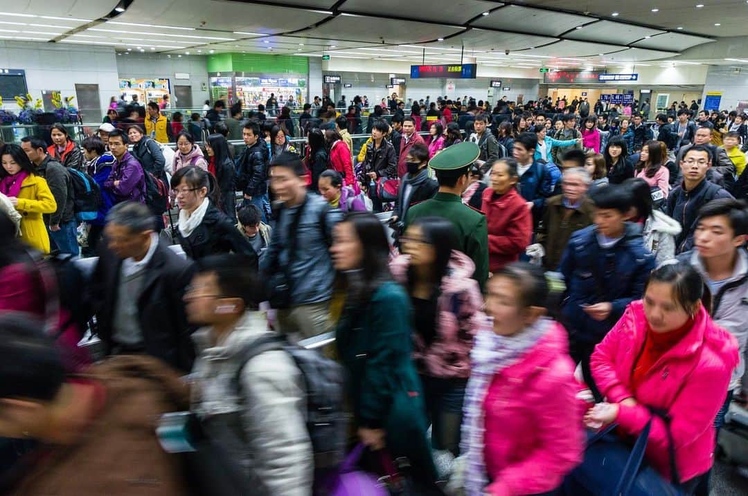 Michael Yamashitaさんのインスタグラム写真 - (Michael YamashitaInstagram)「Chinese travelers pack train stations during “Chunyun,” the world’s largest annual human migration. It usually begins 15 days before the start Chinese New Year and lasts for around 40 days. Some 400 million migrant workers and students head for their hometowns to spend the holidays with their families. The recent outbreak of the Coronavirus couldn’t have come at a worse time in China. Travel from Wuhan, where the outbreak began, has been completely halted. Train and bus stations, and airports  are using temperature monitoring displays, looking for travelers with fevers, to try to contain the virus. #ChineseNewYear #LunarNewYear #Chunyun #China #trainstation #yearoftherat」1月25日 2時01分 - yamashitaphoto