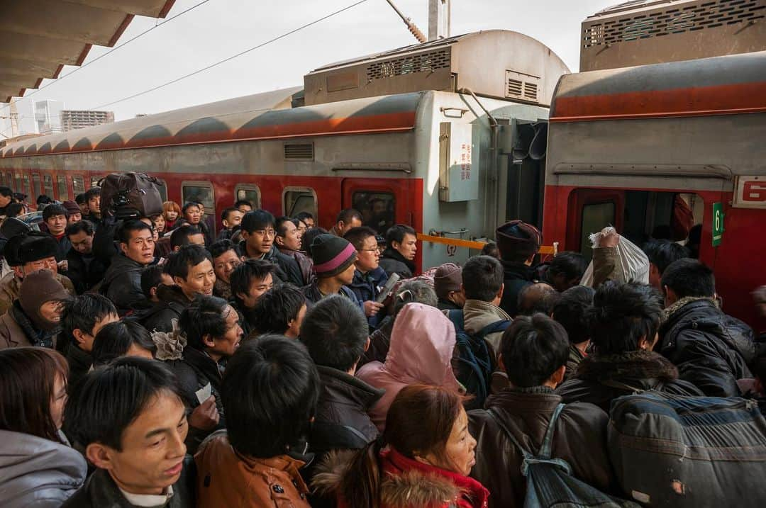 Michael Yamashitaさんのインスタグラム写真 - (Michael YamashitaInstagram)「Chinese travelers pack train stations during “Chunyun,” the world’s largest annual human migration. It usually begins 15 days before the start Chinese New Year and lasts for around 40 days. Some 400 million migrant workers and students head for their hometowns to spend the holidays with their families. The recent outbreak of the Coronavirus couldn’t have come at a worse time in China. Travel from Wuhan, where the outbreak began, has been completely halted. Train and bus stations, and airports  are using temperature monitoring displays, looking for travelers with fevers, to try to contain the virus. #ChineseNewYear #LunarNewYear #Chunyun #China #trainstation #yearoftherat」1月25日 2時01分 - yamashitaphoto