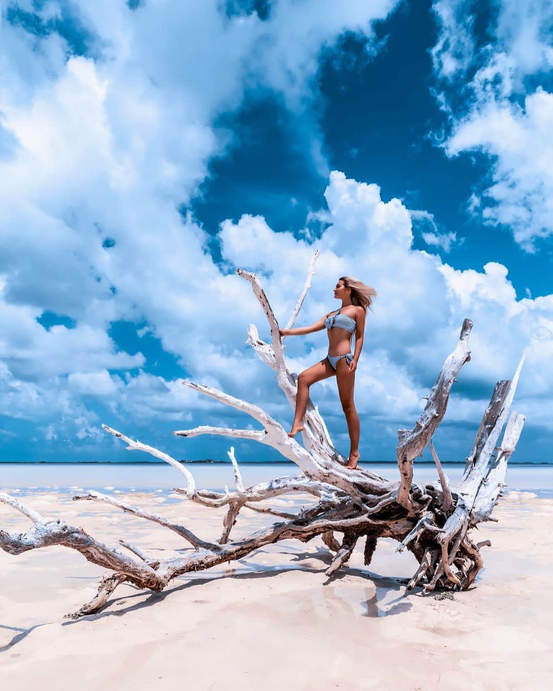 サシャ・カリスのインスタグラム：「On top of the world 💦 Who can guess which island this is on? 🏝」