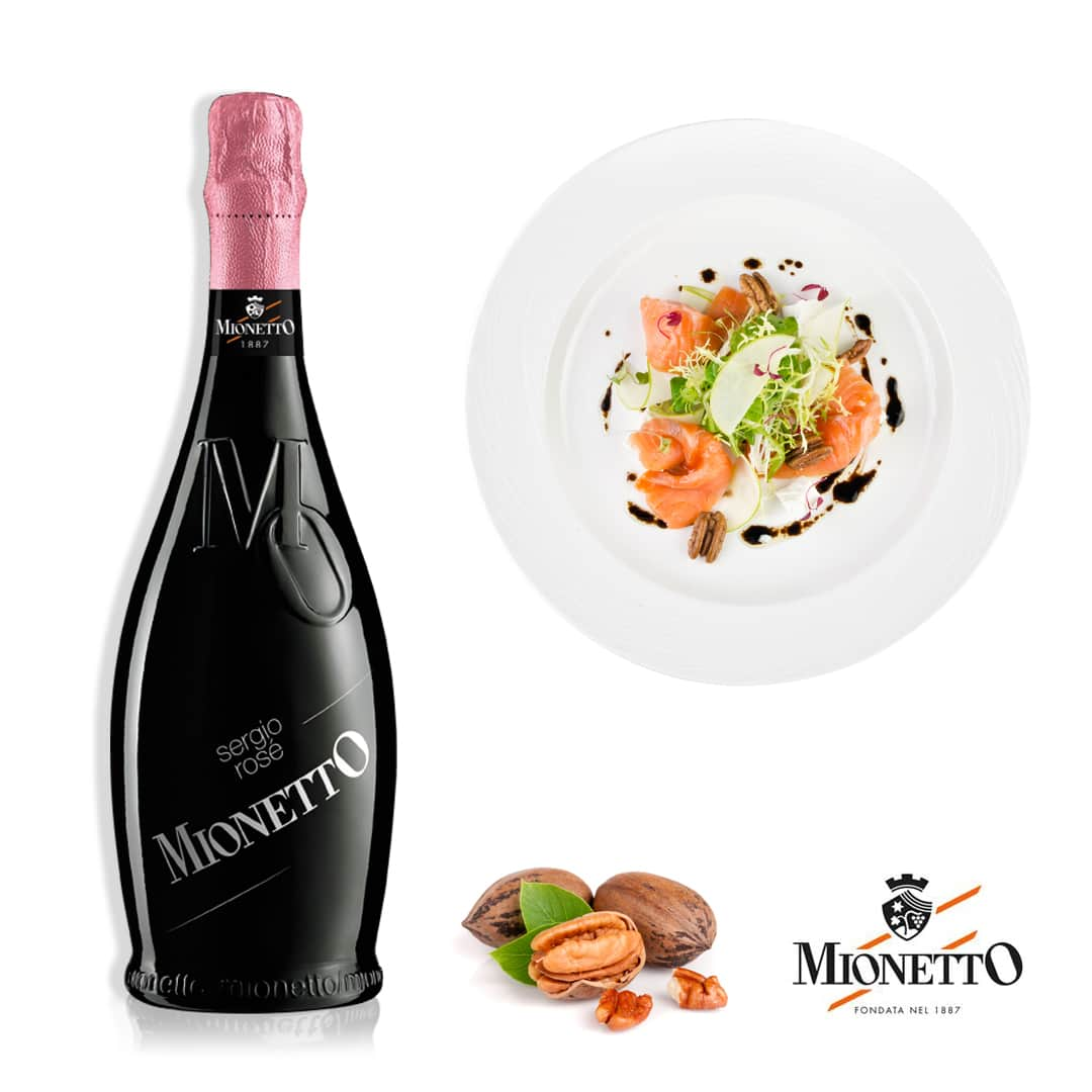 Mionetto Proseccoさんのインスタグラム写真 - (Mionetto ProseccoInstagram)「A tasty weekend ahead. Pair the intense, fruity and fresh aroma of Sergio Rosè - MO Collection - with the delicate flavour of salmon, feta, green apple and pecan. #mionettoprosecco  Enjoy Mionetto responsibly.」1月25日 2時08分 - mionetto_prosecco