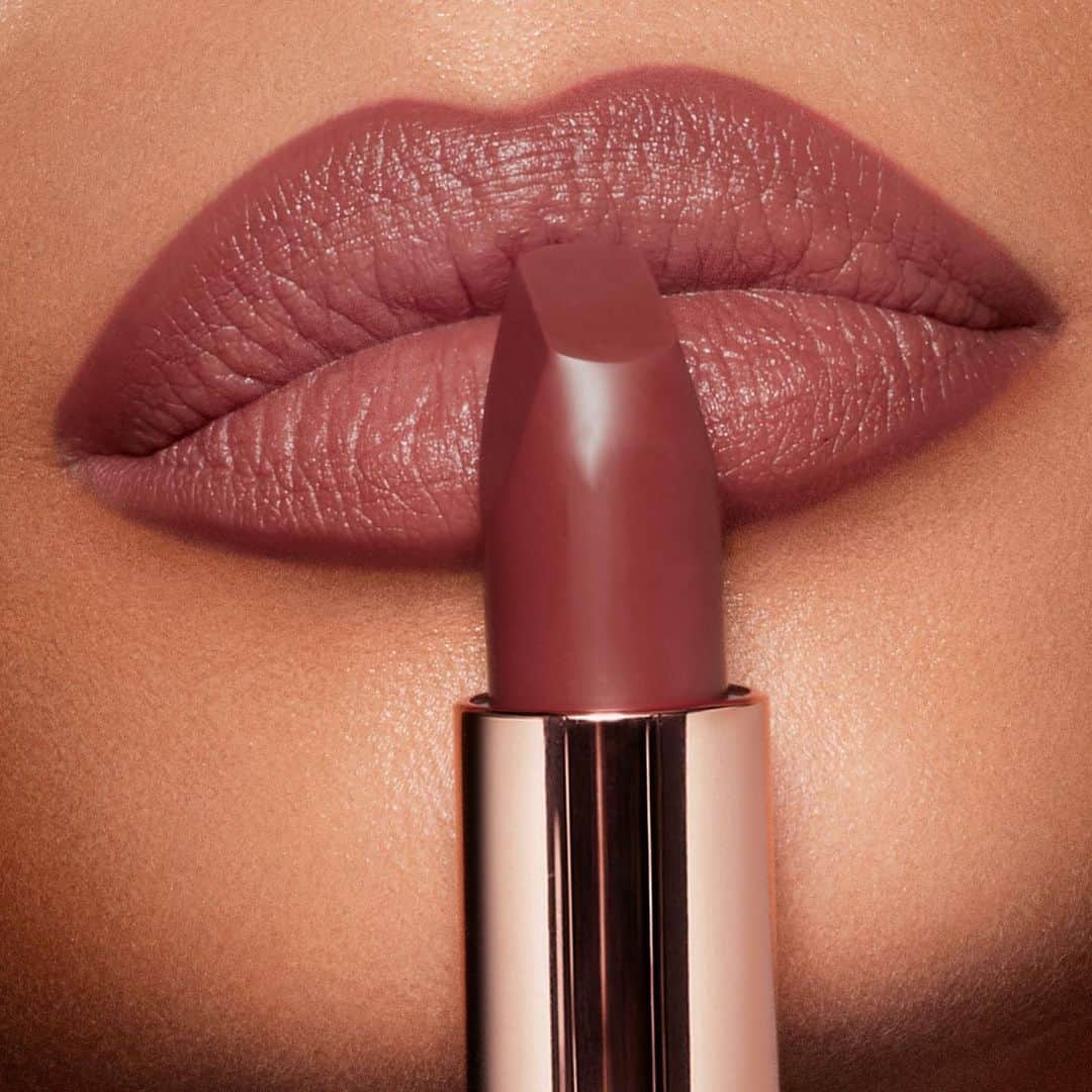 シャーロット・ティルベリーさんのインスタグラム写真 - (シャーロット・ティルベリーInstagram)「💋NEW! MATTE REVOLUTION LIPSTICK IN PILLOW TALK MEDIUM 💋  Darlings, have you fallen in LOVE with my NEW! Matte Revolution lipstick in Pillow Talk Medium yet? This dreamy, warm-berry pink shade is DEEPER and SWEETER!! What makes it magic? 💧 Anti-oxidant Lipstick Tree & Orchid Extract softens and conditions 💫3D glowing pigments create a wash of intense colour 💦 Long-lasting, hydrating and moisturising 💋 Triglycerides mixed with a perfect blend of oils and waxes for added glide and comfort - - #CharlotteTilbury #PillowTalk PillowTalkMania #Lipstick #MatteLipstick #Rose #Berry」1月25日 2時09分 - charlottetilbury