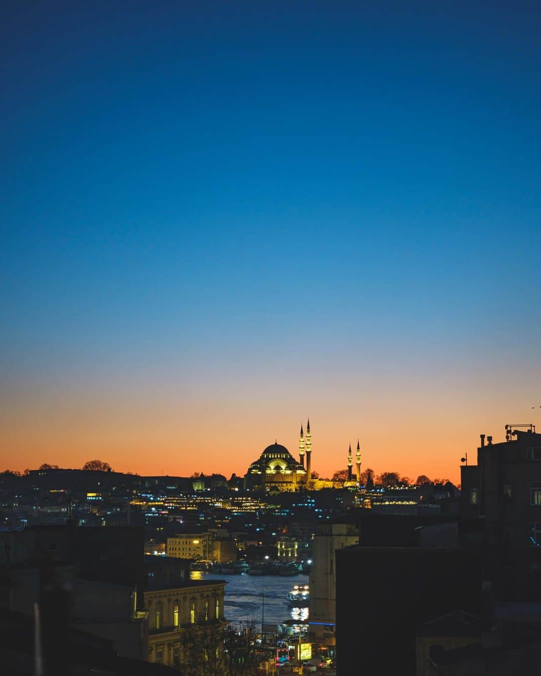 Ryoyaのインスタグラム：「Look at the color of the sky! So smooth🥺 #goturkey #istanbul #turkey @tourismturkey.jp @goturkey  #fujifilm #GFX100 #carlzeiss #planar80mm」