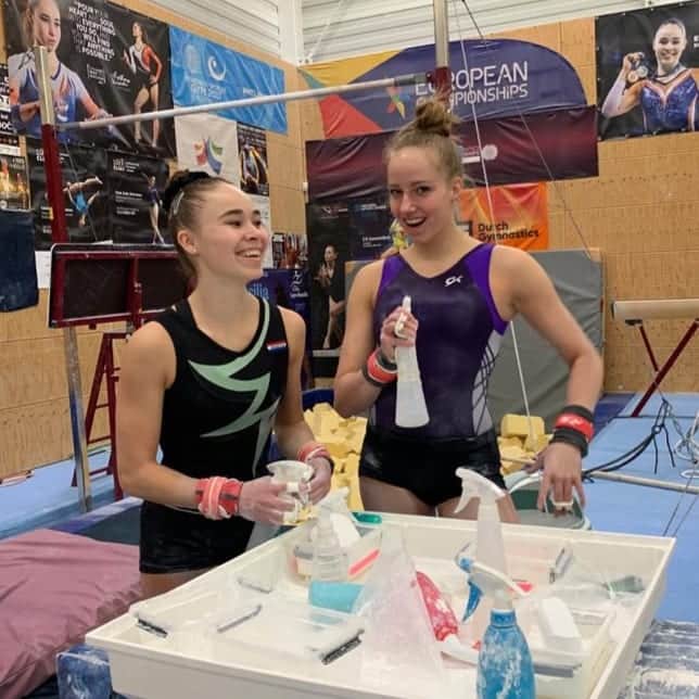 エイトォーラ・トールズドッティルのインスタグラム：「Only one more training to go💪🏼🔥 Already feeling the weekend vibes hihi The big question is....what were we laughing about?🤷🏼‍♀️」