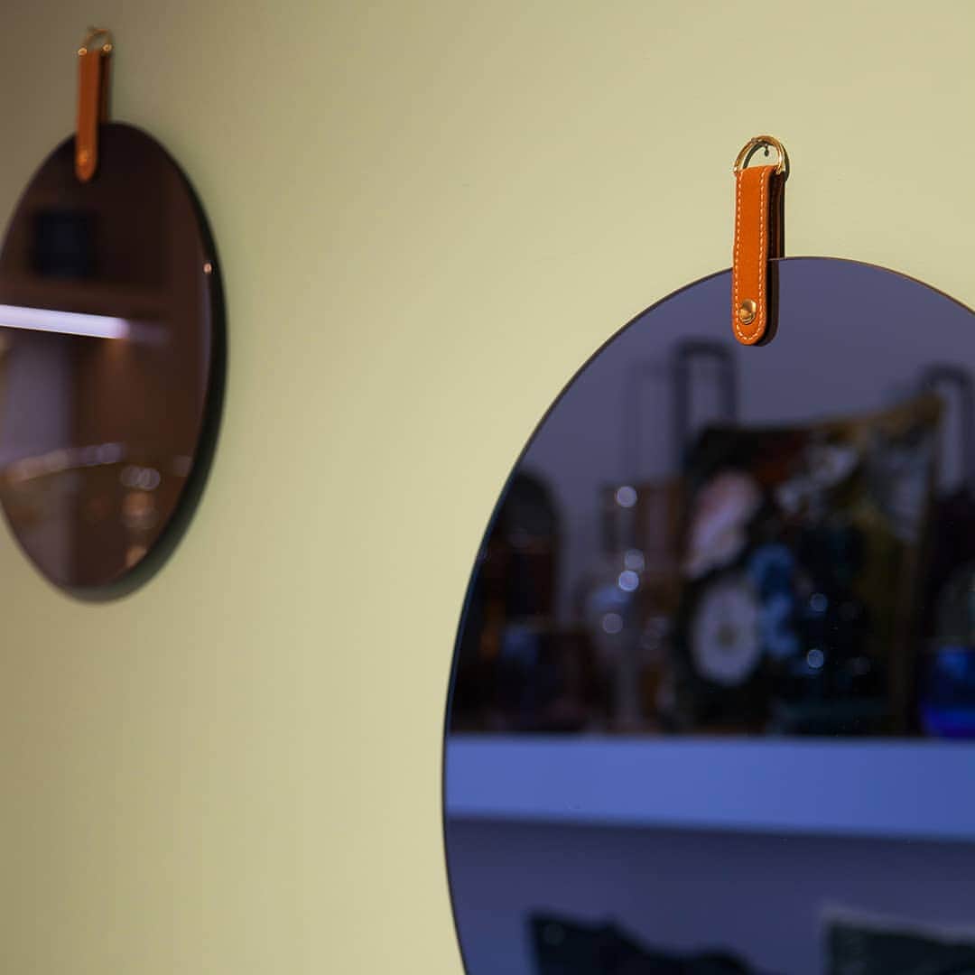 ベンシモンのインスタグラム：「Maison Bensimon 🔵 ​ ​Un miroir, oui mais un miroir teinté s'il vous plait ! Dessin rond et style contemporain, notre miroir est une pièce intemporelle destinée à embellir votre intérieur et donner un peu de profondeur à votre espace ✨ ​Rendez-vous en ligne et dans nos boutiques pour découvrir notre collection déco ! ​ 🇬🇧 ​Maison Bensimon 🔵  A mirror, yes, but a tinted mirror, please! Round design and contemporary style, our mirror is a timeless piece designed to embellish your interior and give a little depth to your space ✨ Go online and in our shops to discover our deco collection! ​#bensimon #maisonbensimon #bensimondeco #decobensimon #deco #home #design #bensimonhome #homebensimon  #decoration #interiors #homedesign #interior #instahome #designer #interiordecor #interiordesigner #interiordesign #miroir #miroirbensimon」