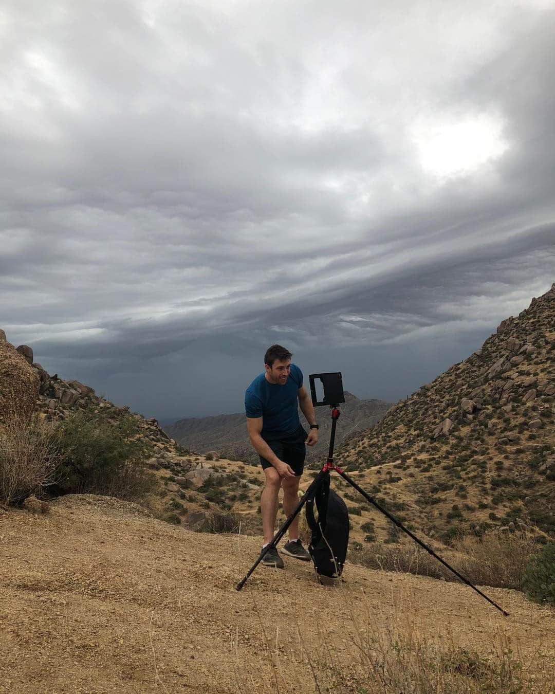 ディラン・モスコビッチさんのインスタグラム写真 - (ディラン・モスコビッチInstagram)「I kinda like gadgets 🤷🏻‍♂️ While my camera setup may be a bit of a starter kit still, I love trying to capture moments while exploring new places. I’m still figuring it out but I freaking love this #manfrotto elements travel tripod! . #latergram #travel #wanderlust #iograoher #ipad #photography #arizona #explore」1月25日 2時27分 - dylan.moscovitch