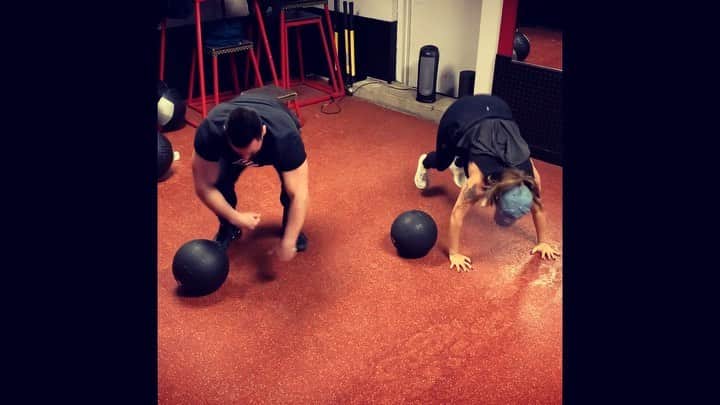 ニコール・ ポリッツィのインスタグラム：「Waking my body up to working out again after Angelo! 🤞🏽🤞🏽 @realanthonymichael」