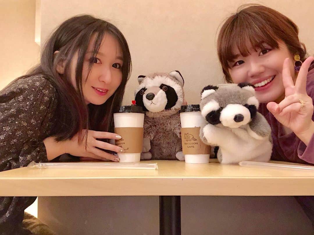 大谷咲子のインスタグラム：「#藤沢愛 ちゃんと #RACCOONCAFE というアライグマちゃんが🦝いっぱいいるタピオカ屋さんに行きました🥰 各テーブルにパペットがあって本当に可愛い空間でした〜❤️ #タピオカ #tokyo #ikebukuro #ikebukurocafe #cafe #東京カフェ #池袋 #池袋カフェ」