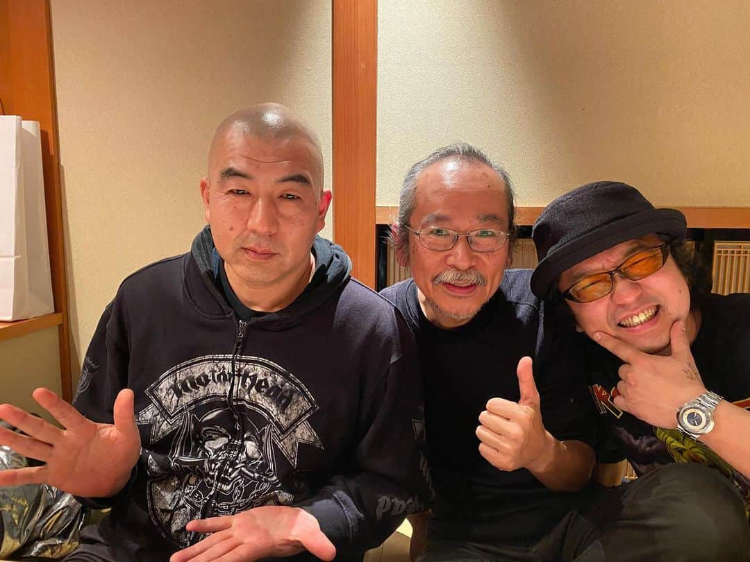 人間椅子さんのインスタグラム写真 - (人間椅子Instagram)「今夜は、2020年の#決起集会 でした！  EUツアー→SXSW→ 『バンド生活三十年いまだ継続中～人間椅子お礼参りツアー』  よろしくお願い致します！！ #人間椅子 #色々計画中😊  #仲良し三人組」1月25日 2時37分 - ningen_isu