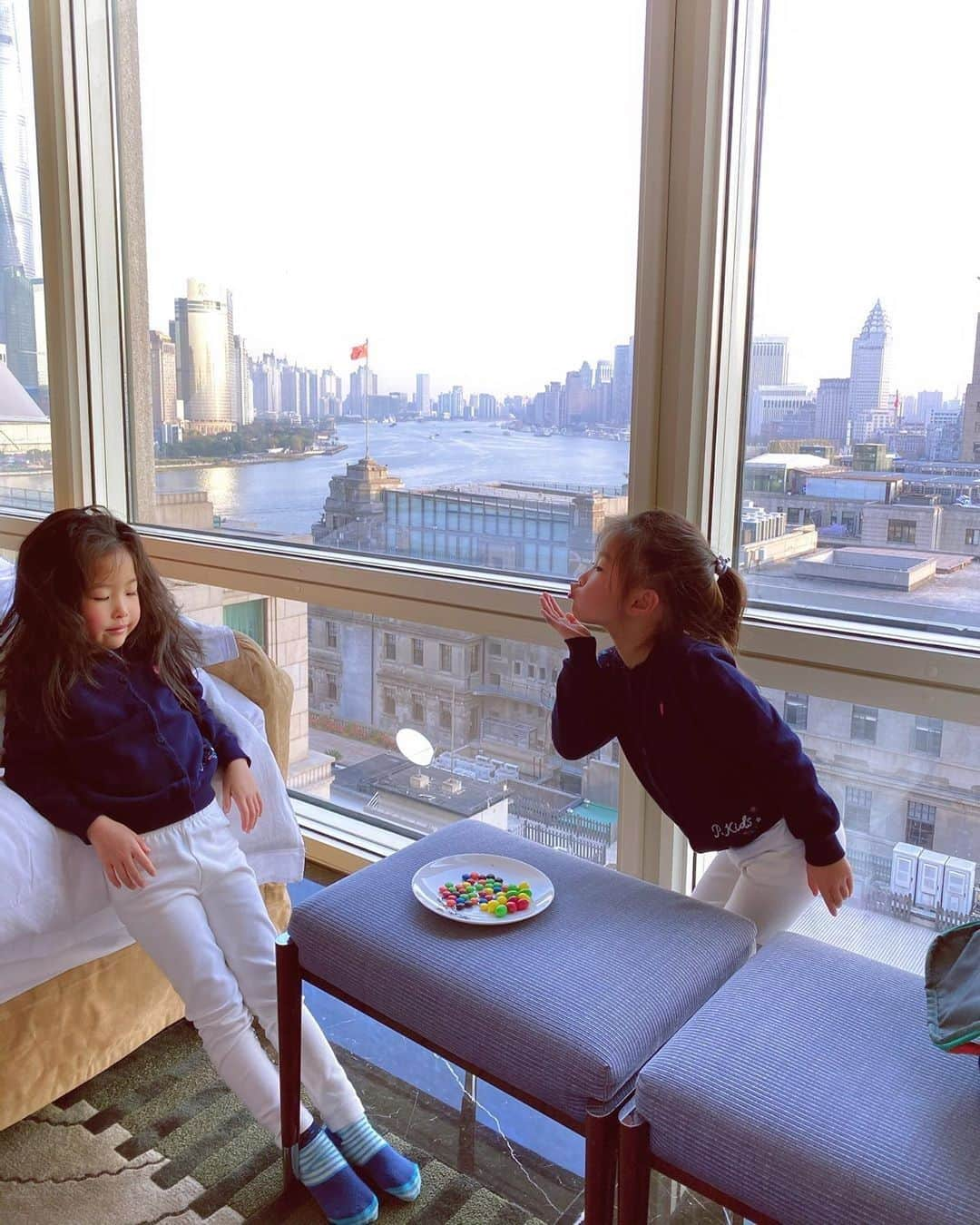 The Peninsula Hotelsさんのインスタグラム写真 - (The Peninsula HotelsInstagram)「Fun for the whole family — that’s our promise! We spotted @billie_zeng’s little ones enjoying some sweets and a pretty sweet view at #thepeninsulashanghai. #penfamilies⁣ ⁣ ⁣ ⁣ ⁣ ⁣ ⁣ ⁣ ⁣ #peninsulahotels #luxuryhotelexperience #luxuryexperience #hotellifestyle #fivestarservice #fivestarhotels #fivestarhotel #peninsulastay #peninsulahotelroom #beautifulhotelrooms #beautifulsuites⁣」1月25日 2時50分 - peninsulahotels