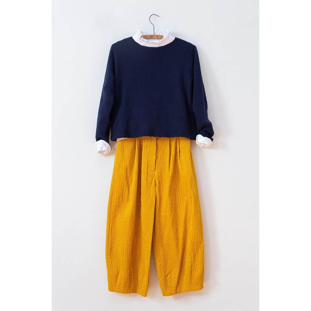 キャベジズ&ローゼズのインスタグラム：「Neville & Laurie. A perfect pairing. Now available online 💛💙 @christina_strutt @cabbagesandroses_shop #mustardyellow #navyandyellow #yellowandnavy #scottishknitwear #britishfashion #madelocally #locallymade #cabbagesandroses #livinglifebeautifully #shoplocal #sustainableluxury」