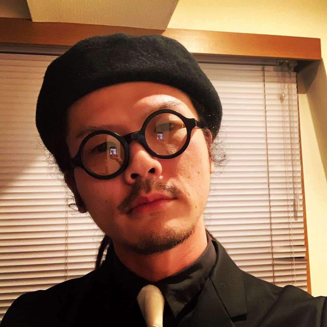 庄村聡泰のインスタグラム：「本当に本当に、自分は幸せ者だと思いました。  こんなに素敵な舞台を頂けるだなんて。  皆様のおかげです。  ありがとうございました。  与太話になりますが、  今日(日付で言う所の昨夜)、この舞台を頂戴するに当たりまして、  自分の1番好きな格好で出たいなと思ったんです。  なので、  ロックンロールなスーツと、  手塚治虫な丸眼鏡とベレー帽だったんです。 …だから何？  て話ですよね。失礼致しました。  重ね重ねになってしまいますが、みんなのおかげです。  幸せなバンド人生を、本当に、ありがとうございました。  #洋平のアカウントをようやくフォローバックしました」