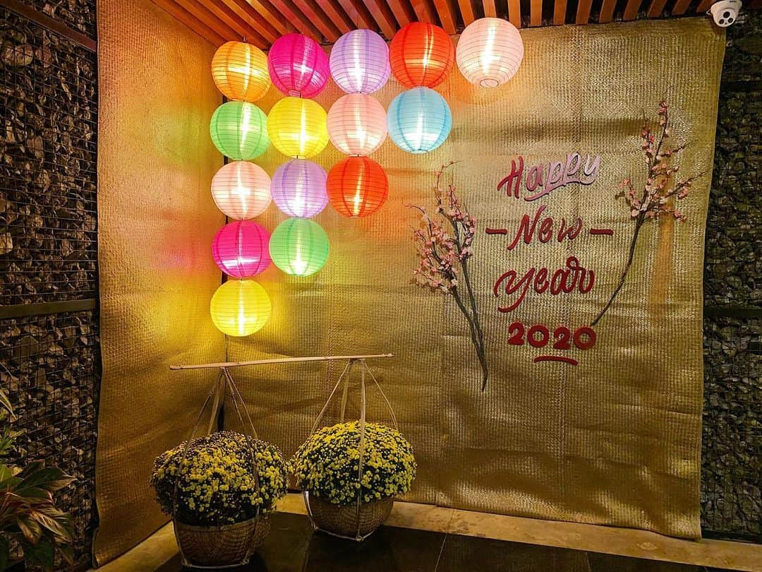 日下裕江さんのインスタグラム写真 - (日下裕江Instagram)「Happy new Year!  2020年は、 1月25日が中国とベトナムの旧正月『TET』🇻🇳✨ , . まさに今日です‼️ , . ベトナムの皆さん、中国の皆さん 明けましておめでとうございます㊗️ 良い休日をお過ごしください🍀  日本にも沢山の観光客で溢れるのかな✨  そして、 これでベトナム旅行のPostはお終い🔚✨ 長々とベトナムPostにお付き合い下さった皆様有難うございました💓  自己満Postクドくてごめんなさい✨ お許しを🙏  ベトナムに興味ある方の参考になると良いな✨  またベトナム行けますように✩.*˚ ありがとうベトナム🇻🇳 Cảm ơn!🤲 #tet #happynewyear2020 #春節 #旧正月 #2020年1月25日 #vietnam #danang #brillianttopbar #ベトナム #ダナン」1月25日 2時48分 - hiroe___h