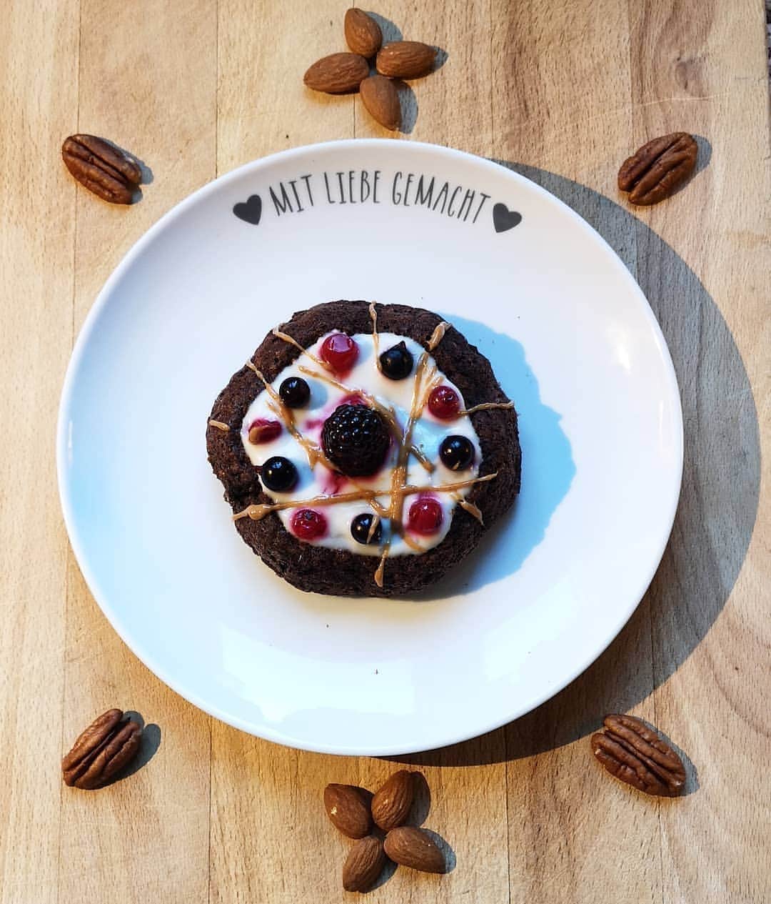 ハンナ・シューベルトのインスタグラム：「Bit of a different post today 😌 Showing you my (almost) every day breakfast 😊 This cake here is healthy, protein rich, vegan and most importantly delicious 😄 .  Most of the protein comes from the vegan protein powder from @multipower.at 💪 I'm obsessed with it recently and use it in everything I bake, switching between the chocolate and vanilla flavor😋 What I love about it? 1. It has a natural, not too intense but still strong enough taste 2. It's not just made out of soy beans, it's a mix from soy, pea and rice protein 3. I feel like my body can take it better than "normal" protein powder... Can definitely recommend this vegan protein powder to everyone no matter if you eat plant based or not😊 Swipe for more information + the recipe for the cake🥰」