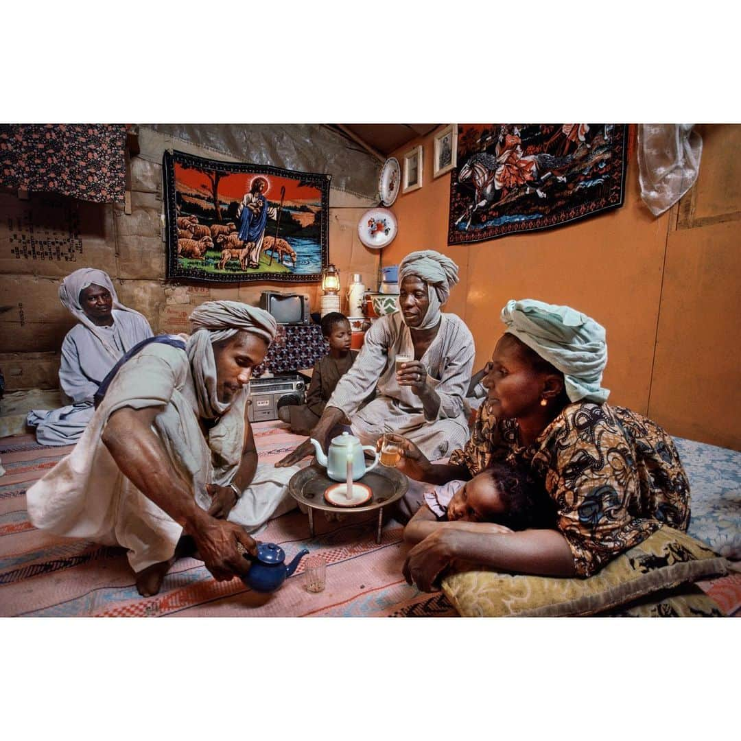 スティーブ・マカリーさんのインスタグラム写真 - (スティーブ・マカリーInstagram)「“There is something in the nature of tea that leads us into a world of quiet contemplation of life.” - Lin Yutang. 1st image: Tea pluckers fill their baskets with the buds and tenderest leaves from each bush, #SriLanka, 1995. 2nd image: Tea tasters in #Colombo, Sri Lanka, 1995. 3rd image: Tea workers in Nuwara Eliya, Sri Lanka, 1995. 4th image: Family drinking tea together, #Nouakchatt, #Mauritania, 1986.  #SteveMcCurry」1月25日 2時52分 - stevemccurryofficial