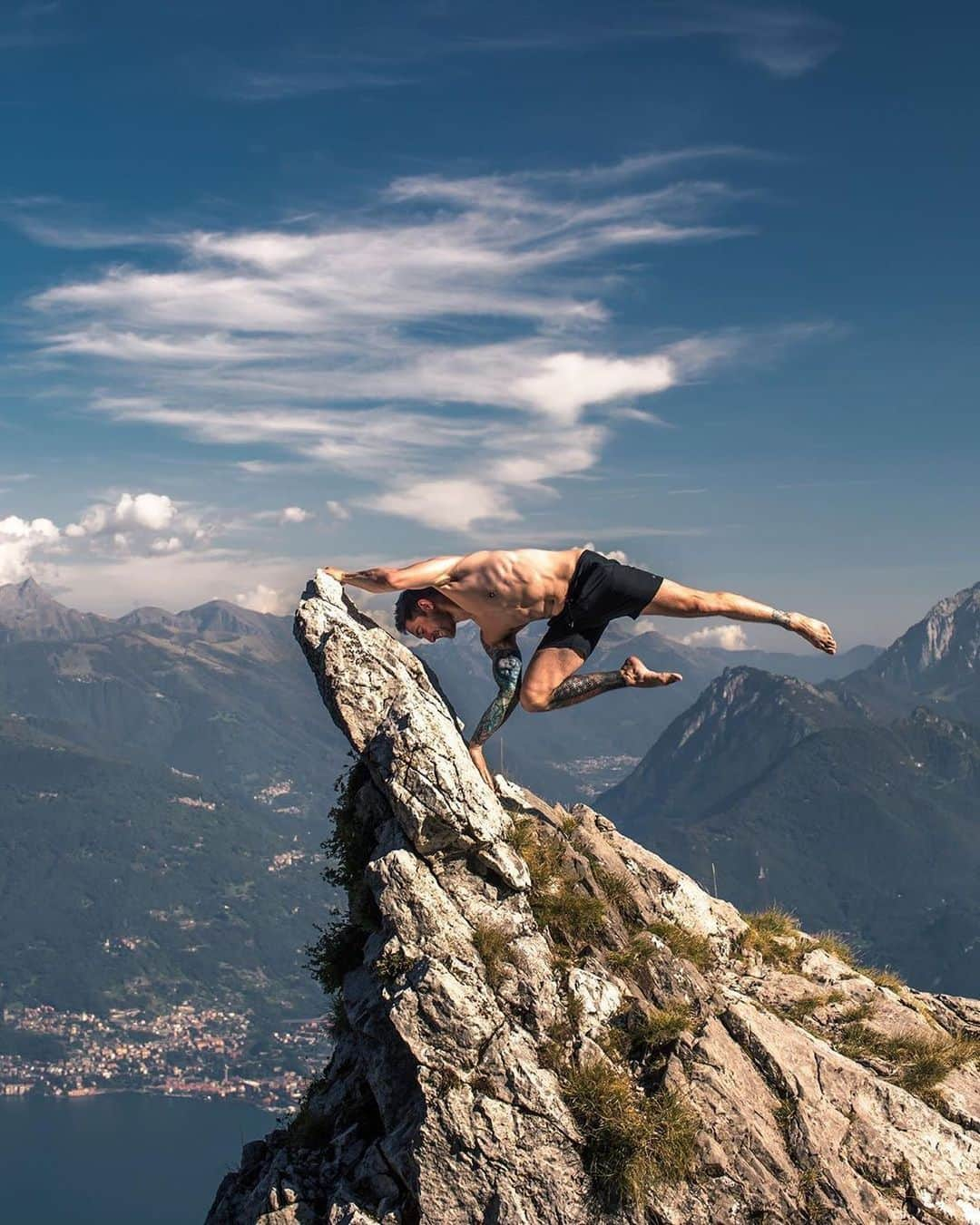 ALO Yogaさんのインスタグラム写真 - (ALO YogaInstagram)「Strength comes from the power of your mind and body working together 🙏💙 Dylan is wearing his Regenerate Short 💫 Click the link in our bio to Shop! ➖ #yoga #yogapants #yogainspiration #italy」1月25日 3時08分 - aloyoga