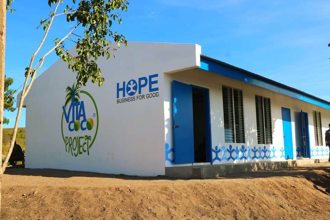 Vita Coco Coconut Waterのインスタグラム：「Today on International Day of Education, we have chosen this picture of COLOT S. ALIGADO, a school located in the Philippines.  Not only because it’s a great picture of the school, but because, if we told you the story of how it came to be, you probably wouldn’t believe us. Well, here it goes…our founder, Mike, heard from our partner @hopeinabottleph about a school that’s located in a remote part of General Santos City, where the students who attend it walk between 3-5 hours every week. They get there on Monday, stay at the school throughout the week, and then walk home on Friday. You may be wondering why they would walk all that way, and truth be told, in remote communities, this is the length families will go to ensure kids get an education and a meal every day. There was no running water, electricity, and the school was not an actual building. So not only did we help build a safe structure for kids to learn in, but we also decided to get chickens for everyone.  Yes, you read that right, chickens. This way, every kid has a chicken friend and are getting fresh eggs to fuel their learning. Pretty neat. In short, we created the Vita Coco Project to help provide actual tools and resources for our coconut farming communities and their families.  And we're excited to share that next year attendance will double! Happy #InternationalDayofEducation」