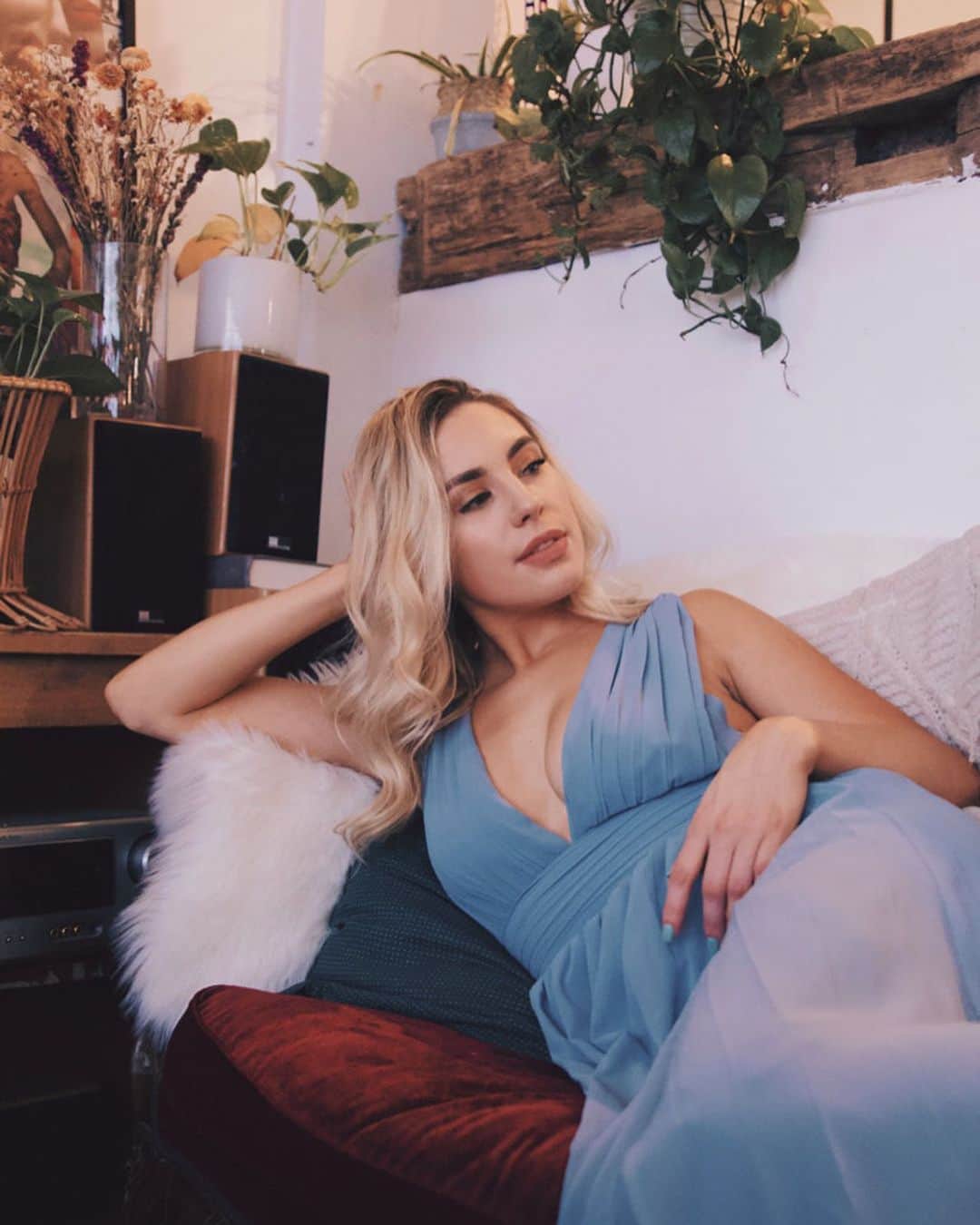 Kalyn Nicholsonのインスタグラム：「excuse me while I lounge about dramatically because it’s finally the weekend and we must take full advantage of this work hiatus. about to vlog a mini road trip you’ll see next week but in the meantime —  I linked week 04 in my bio if you haven’t seen it yet ✨ also do I even need to tell you this “casually waiting for the pizza guy” mood was brought to you by @amandaskuoo 🍕」