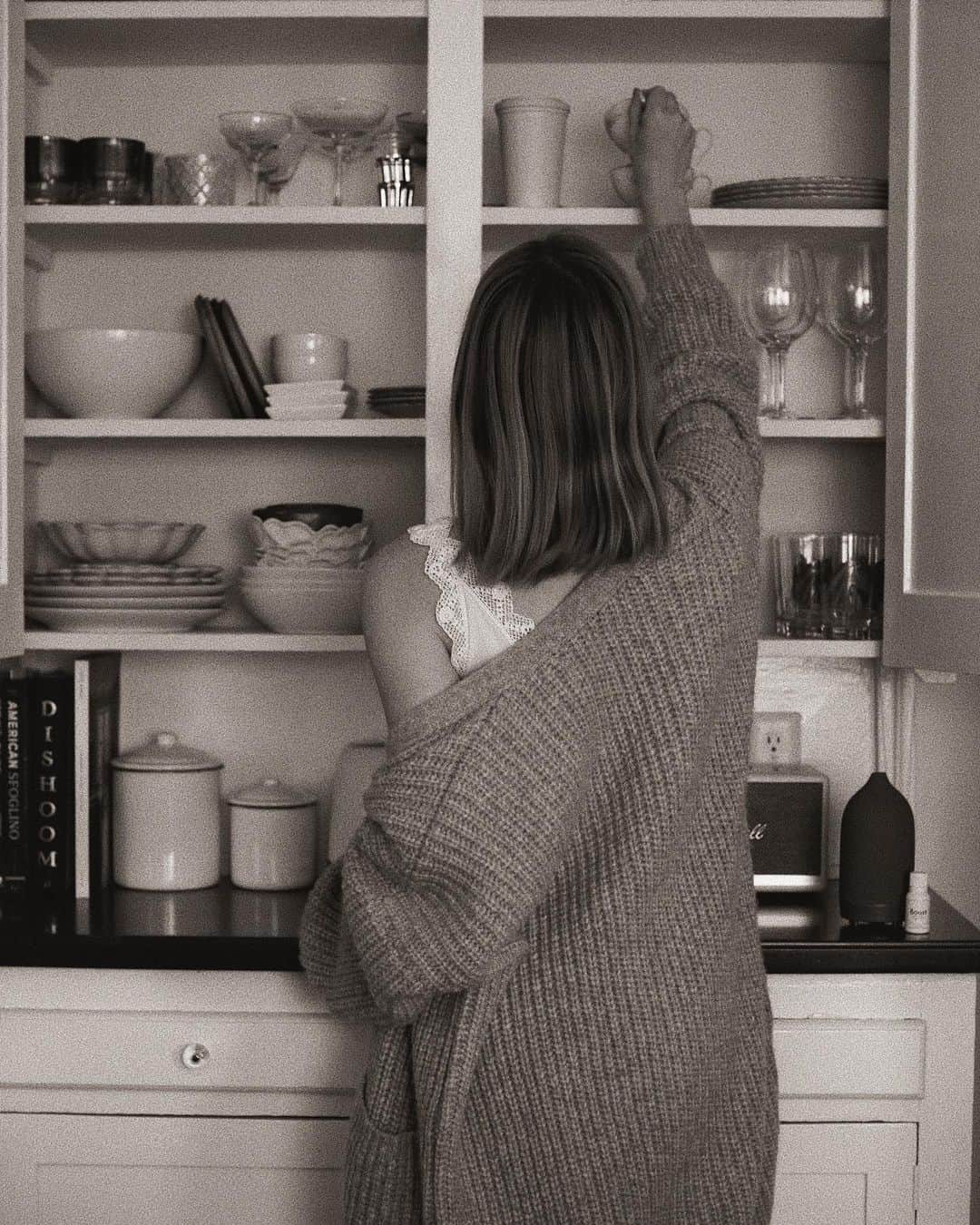 コートニー・ハルヴァーソンさんのインスタグラム写真 - (コートニー・ハルヴァーソンInstagram)「The kitchen has always been a happy place for me. It’s where Eric and I cook together, talk about our day, and it’s where I start every morning with a cup of coffee and of course a bit of oil diffused in my @vitruvi. Today I’m taking over their stories to show you around my space, so head to their page now to see. 🤍 #vitruvi [ad]」1月25日 3時06分 - prettylittlefawn