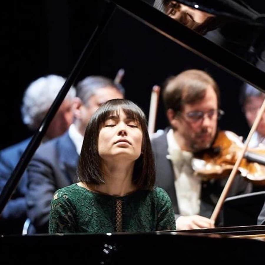 アリス＝紗良・オットさんのインスタグラム写真 - (アリス＝紗良・オットInstagram)「No words can describe the scale of emotions Haydn is hiding in his D major concerto. It was pure joy to play it with @sinfonieorchesterbasel and #michalnesterowicz 📷: @bennohunziker」1月25日 3時20分 - alicesaraott_official