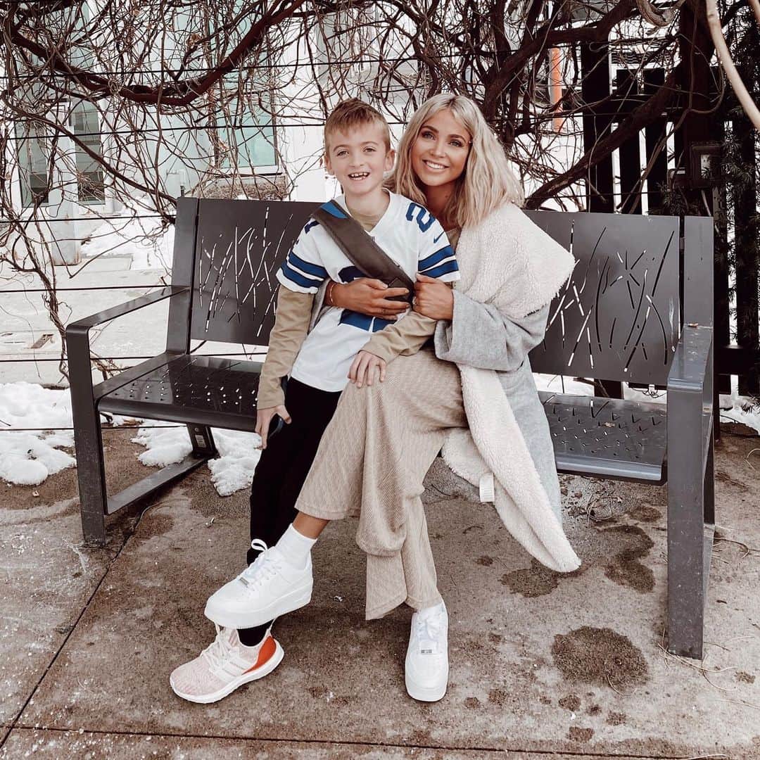 Cara Van Brocklinさんのインスタグラム写真 - (Cara Van BrocklinInstagram)「I was honored to be able to share our experience with Hanes’s type 1 diabetes diagnosis over on @bumoparent’s weekly digest! In this upcoming digest, I also reveal an intimate/emotional letter that Brody wrote to Hanes the night we found out the news.  Reading their parenting tips and insights from their weekly digests has become a highlight and habit for me each week! Sign up for their digest (takes less than 3 seconds) to read about our family's experience and the heartfelt letter Brody wrote in your inbox this Sunday. Check out more info on my stories!  On top of that, they are giving away $2000 for you and your BFF to go shopping (2 $1000 gift cards to Nordstrom). All you have to do is below.  1. Comment and tag a friend you want to win this with on this post  2. Follow @bumoparent and @caraloren  Each comment counts as an entry and you can only tag one person per entry/comment. For a bonus entry, repost this photo on your stories and make sure to tag @bumoparent and @caraloren!  Giveaway is open worldwide and ends 1/26/20. All entries must be submitted by 1/26/20 11:59 PM PST. Winner will be chosen and notified via DM by Monday, January 27th. This giveaway is in no way affiliated with Instagram. Good luck and happy entering!」1月25日 3時34分 - caraloren