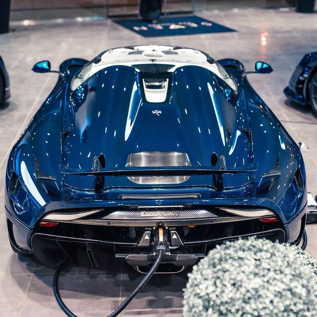 CarsWithoutLimitsさんのインスタグラム写真 - (CarsWithoutLimitsInstagram)「Blue carbon is the best.  Here’s a great example. Koenigsegg Regera Photo @tfarooqui  #carswithoutlimits #regera」1月25日 3時28分 - carswithoutlimits