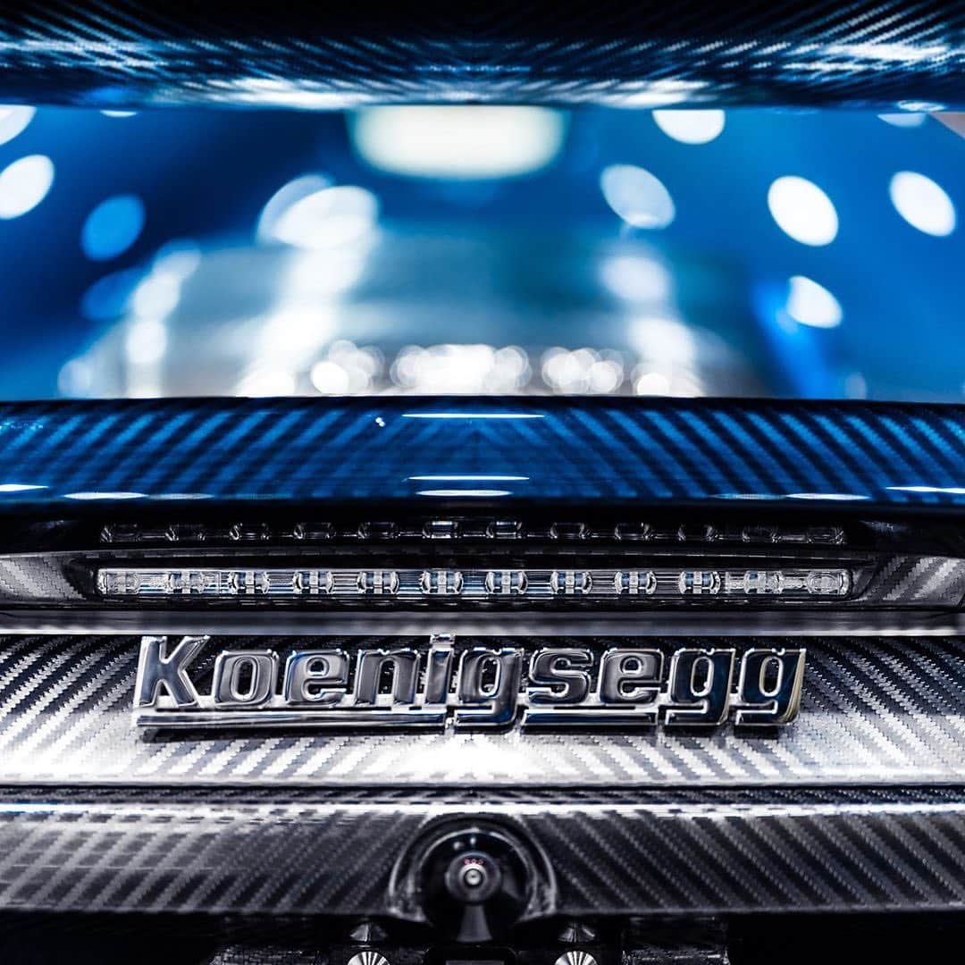 CarsWithoutLimitsさんのインスタグラム写真 - (CarsWithoutLimitsInstagram)「Blue carbon is the best.  Here’s a great example. Koenigsegg Regera Photo @tfarooqui  #carswithoutlimits #regera」1月25日 3時28分 - carswithoutlimits