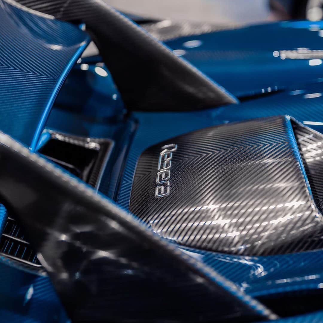 CarsWithoutLimitsさんのインスタグラム写真 - (CarsWithoutLimitsInstagram)「Blue carbon is the best.  Here’s a great example. Koenigsegg Regera Photo @tfarooqui  #carswithoutlimits #regera」1月25日 3時28分 - carswithoutlimits