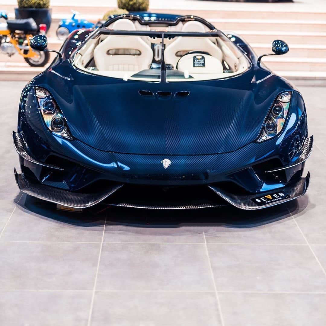 CarsWithoutLimitsさんのインスタグラム写真 - (CarsWithoutLimitsInstagram)「Blue carbon is the best.  Here’s a great example. Koenigsegg Regera Photo @tfarooqui  #carswithoutlimits #regera」1月25日 3時28分 - carswithoutlimits